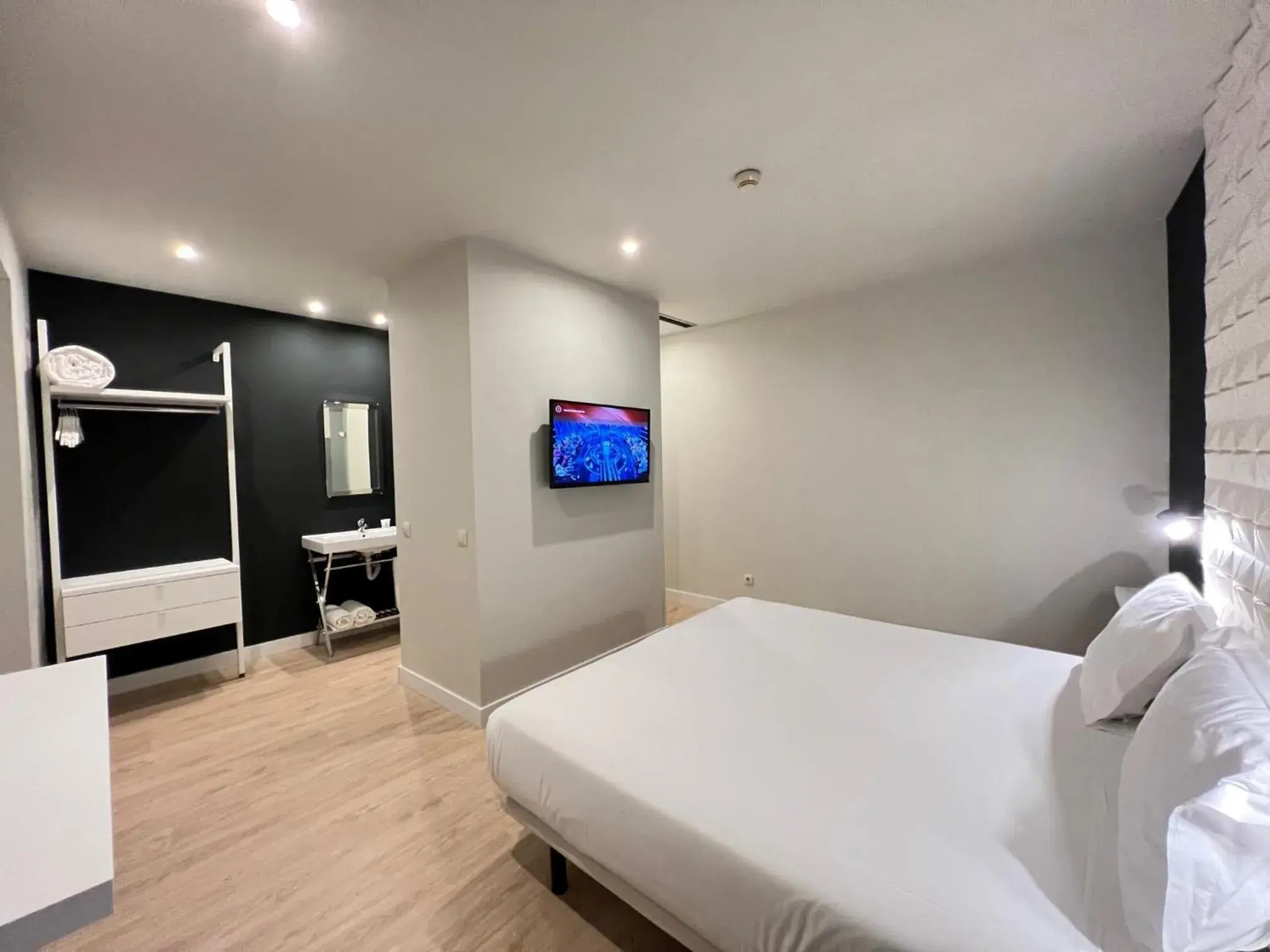 Photo of the whole room, Bed in Urban Sea Hotel Atocha 113