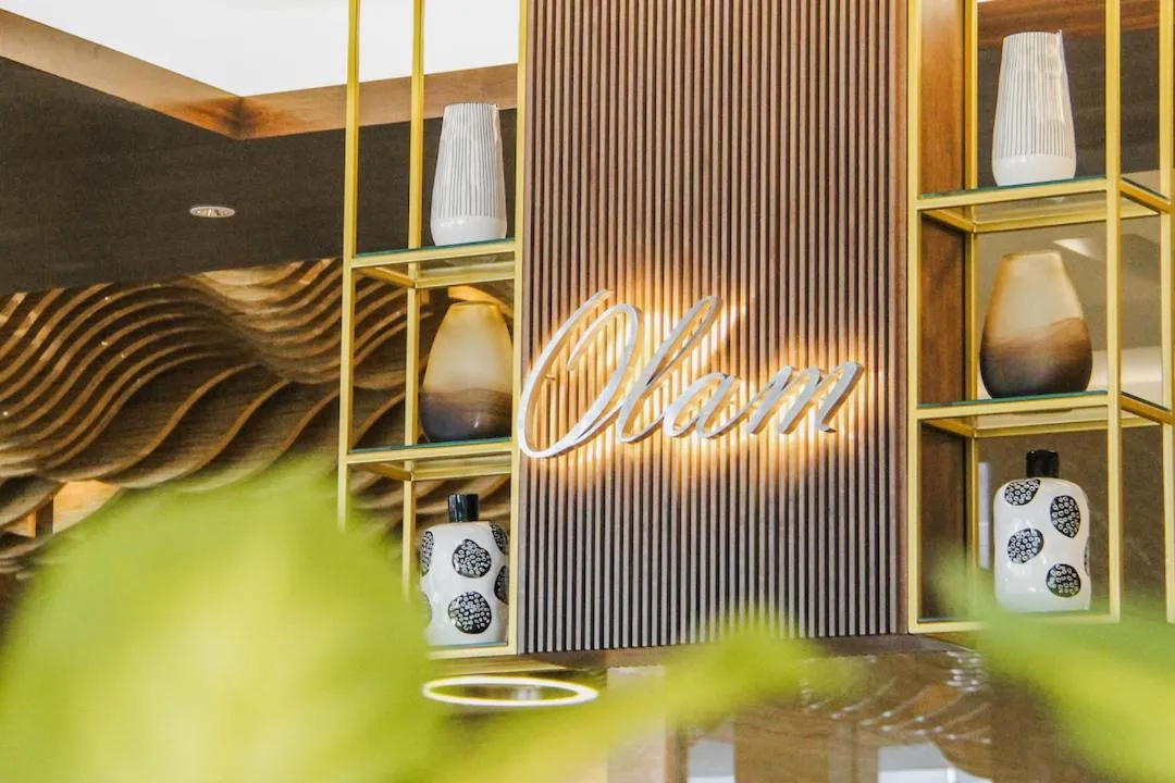 Restaurant/places to eat in JS Luwansa Hotel & Convention Center