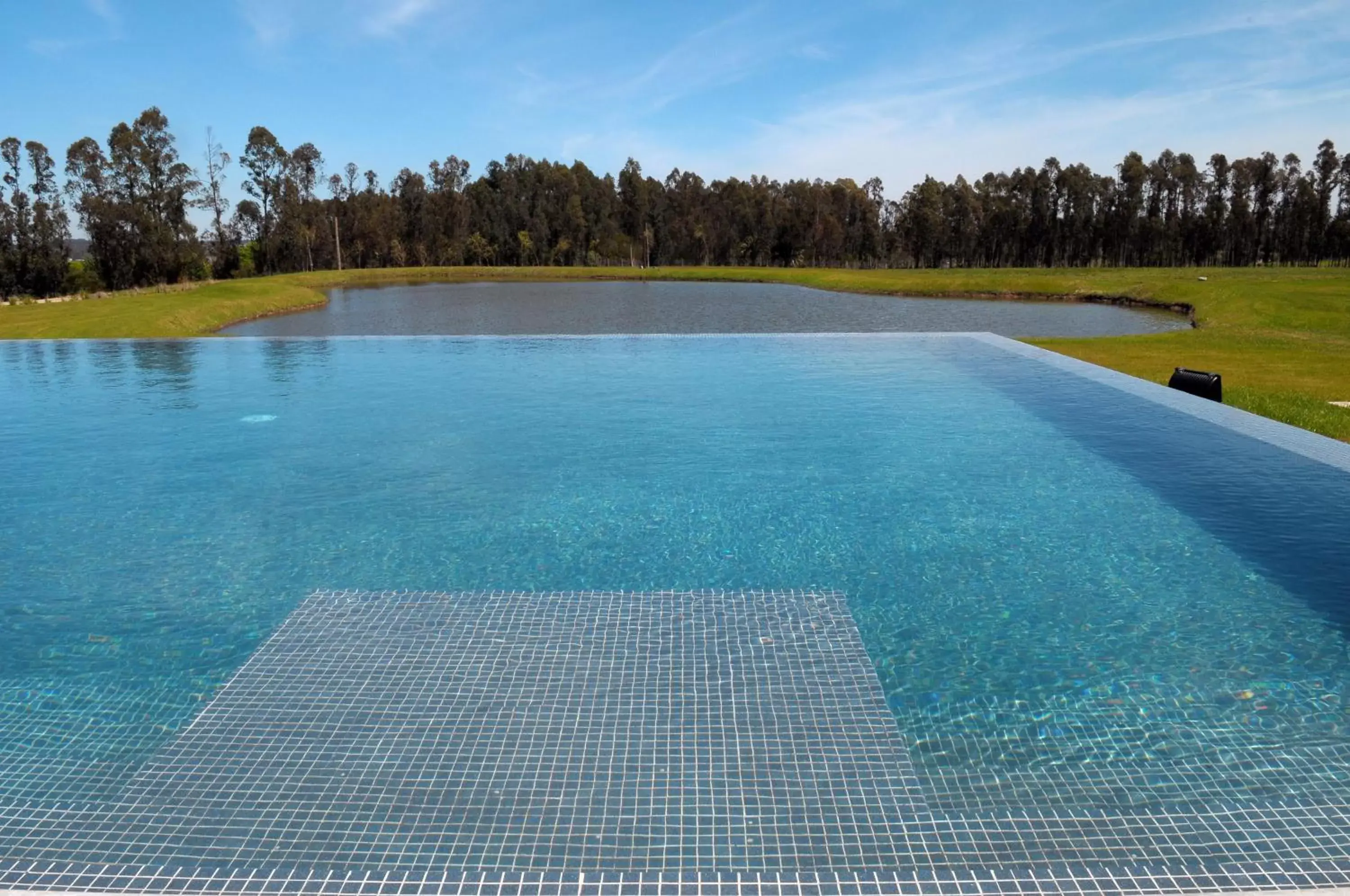 Swimming pool in Regency Park Hotel