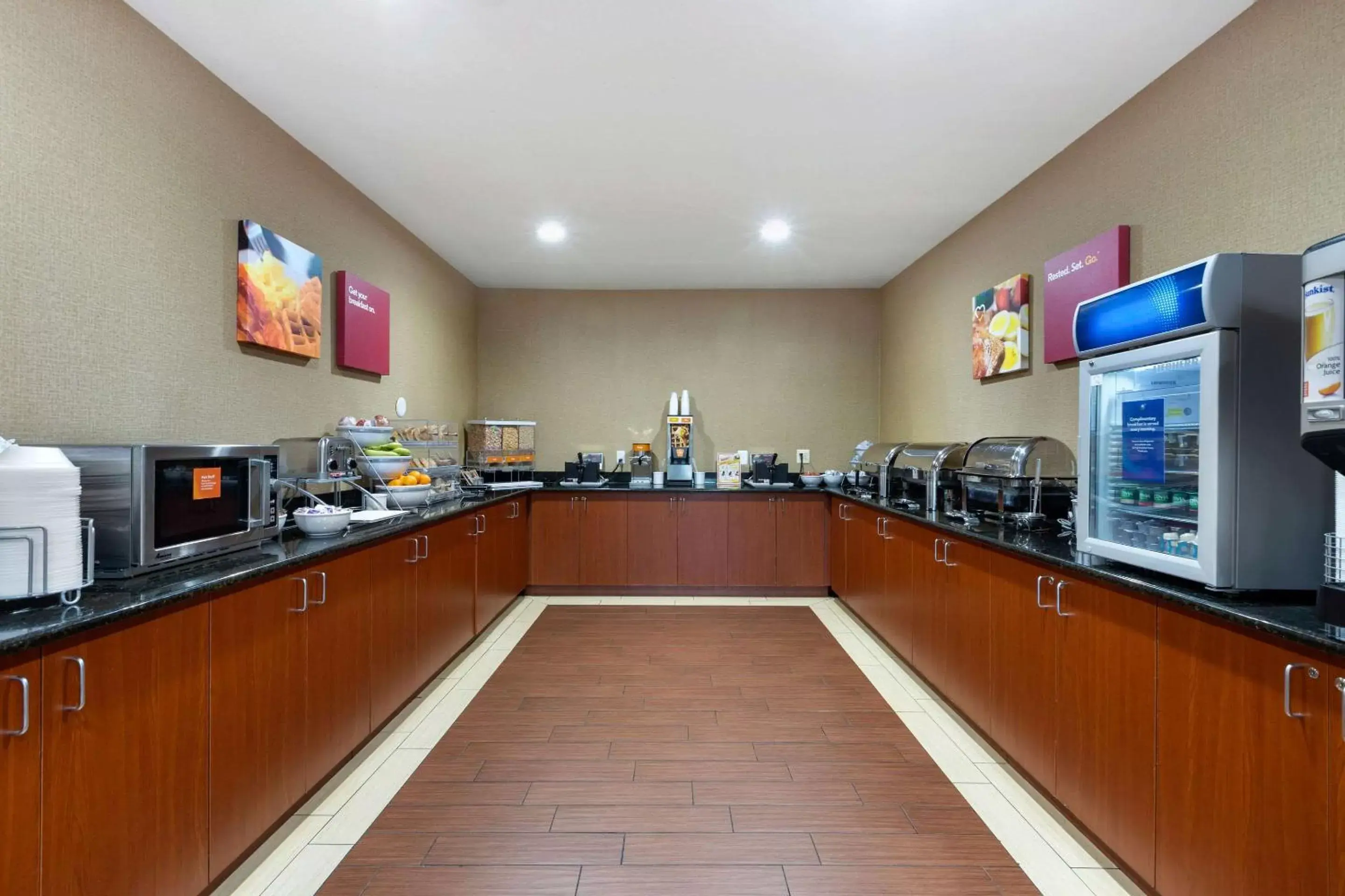 Restaurant/places to eat in Comfort Suites Southfield