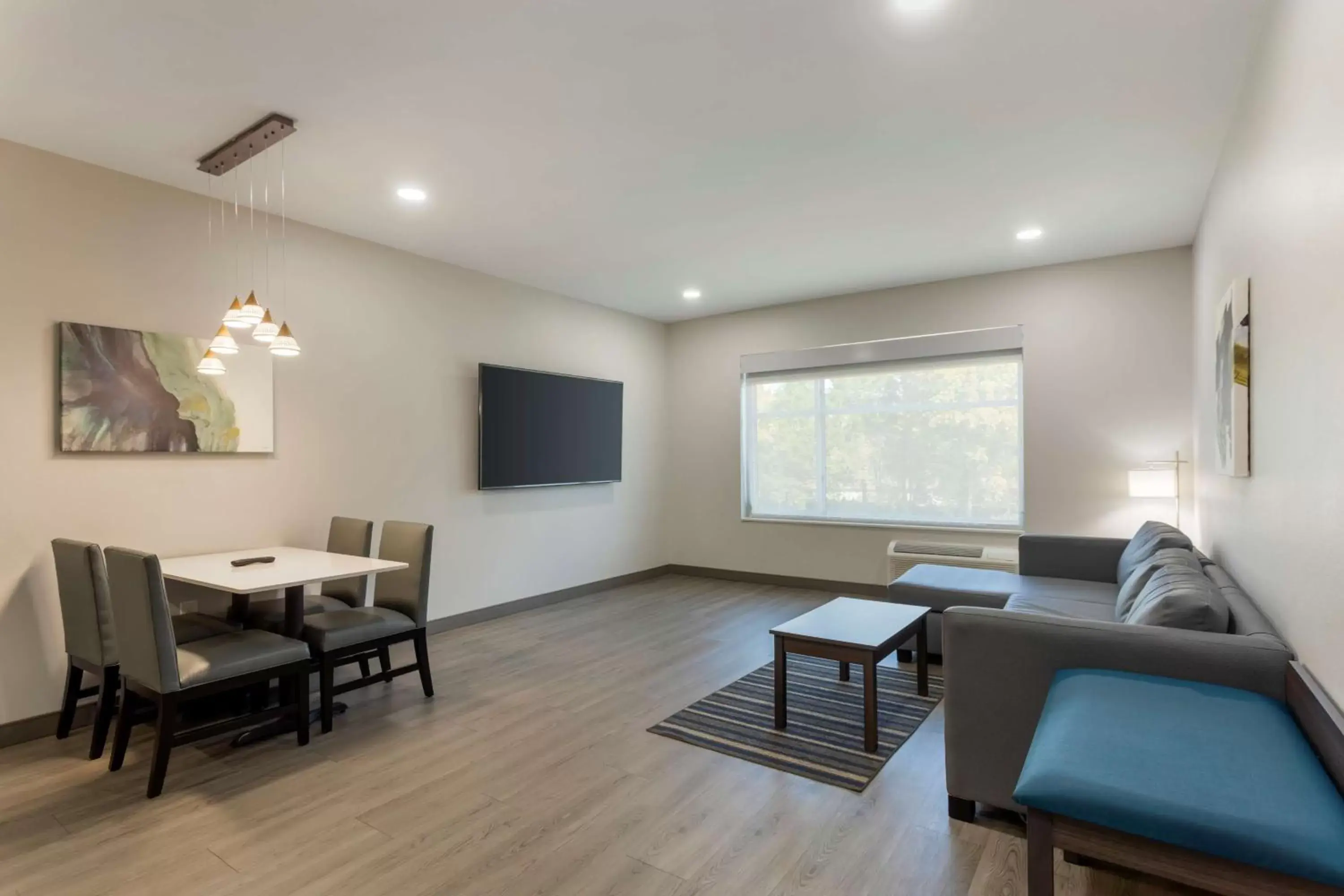 Photo of the whole room, Seating Area in Best Western Plus Executive Residency Antioch Inn