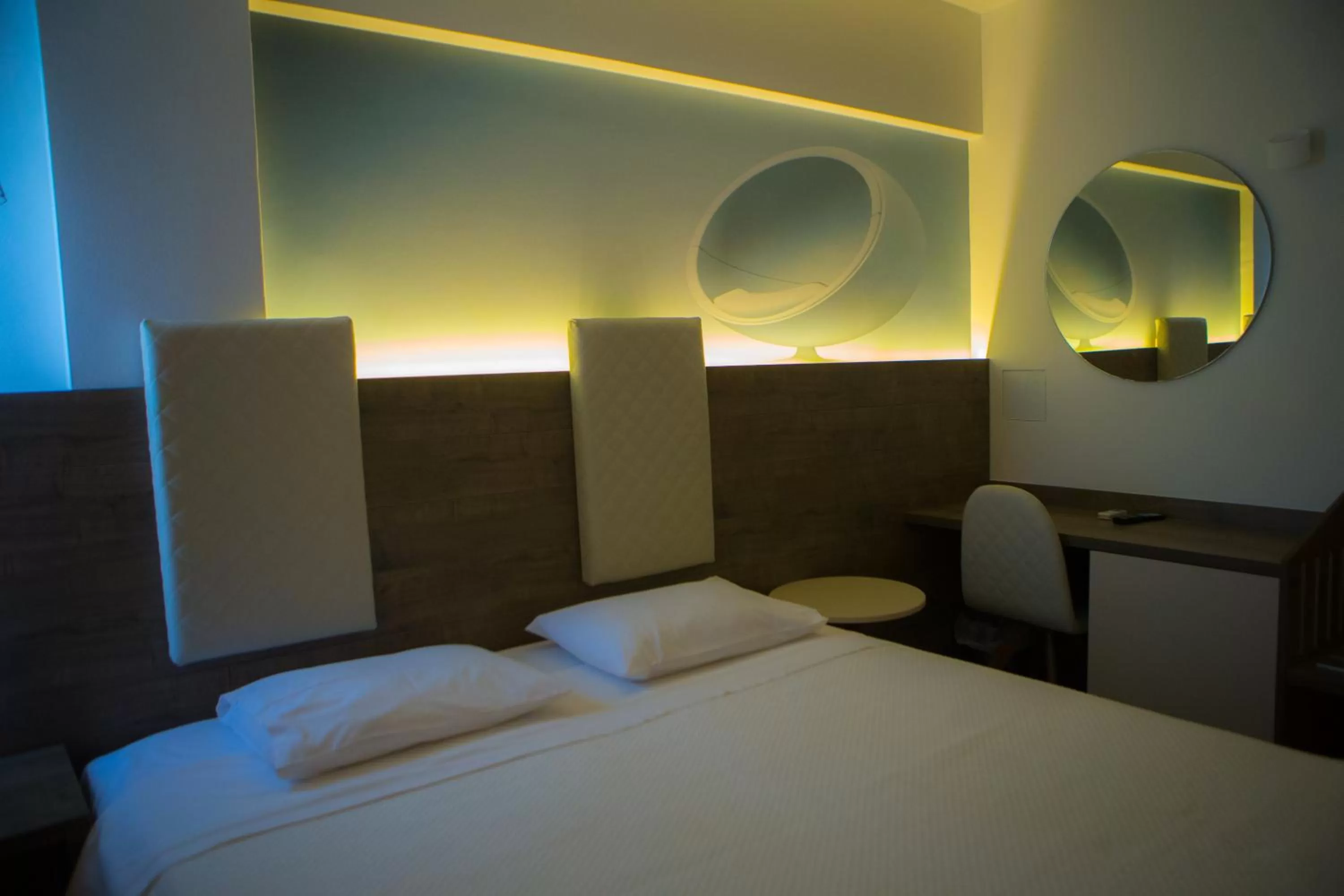 Photo of the whole room, Bed in Metropolitan