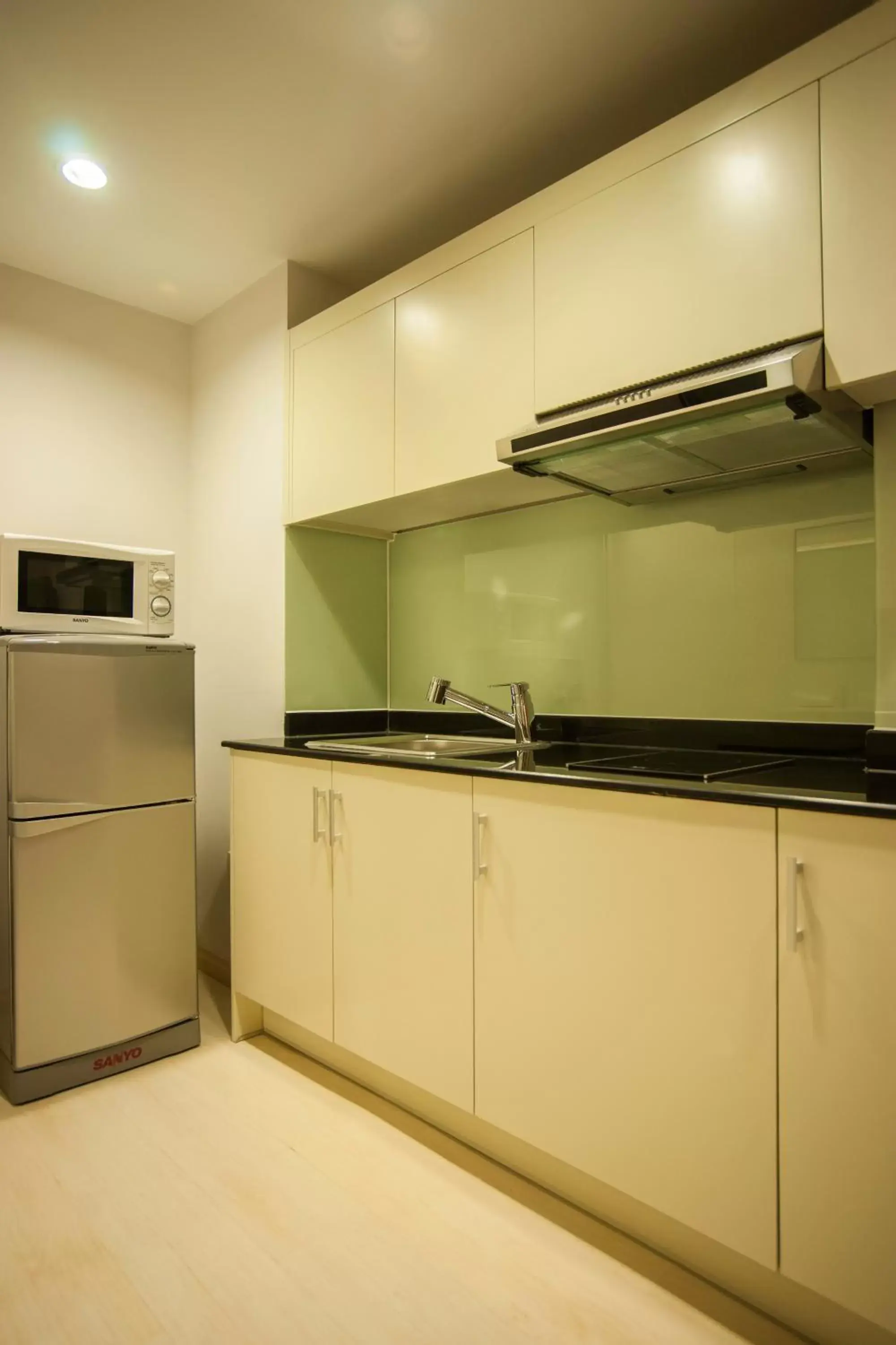 Kitchen or kitchenette, Kitchen/Kitchenette in The Alcove Library Hotel