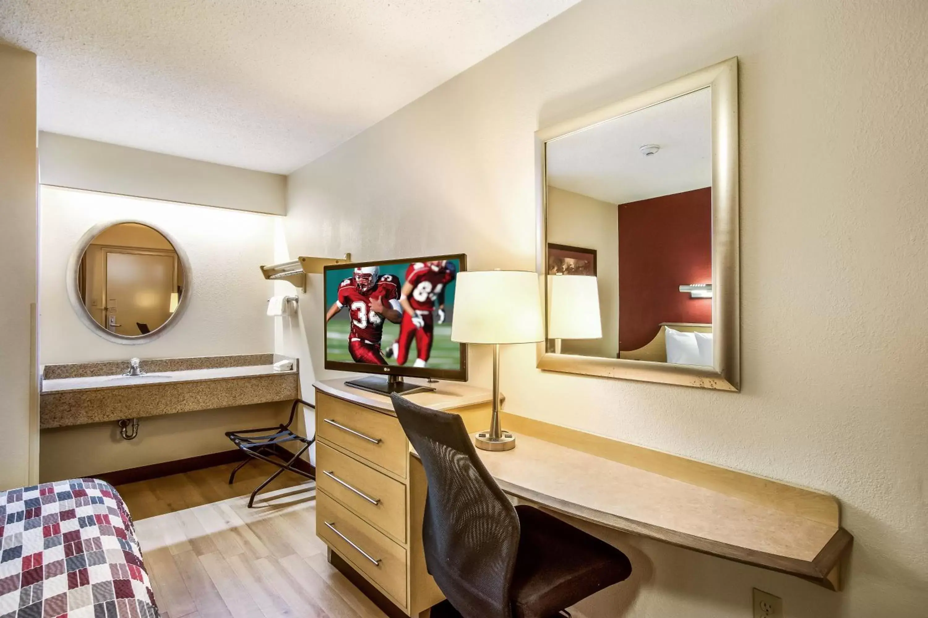 Photo of the whole room, Seating Area in Red Roof Inn Detroit - Plymouth/Canton