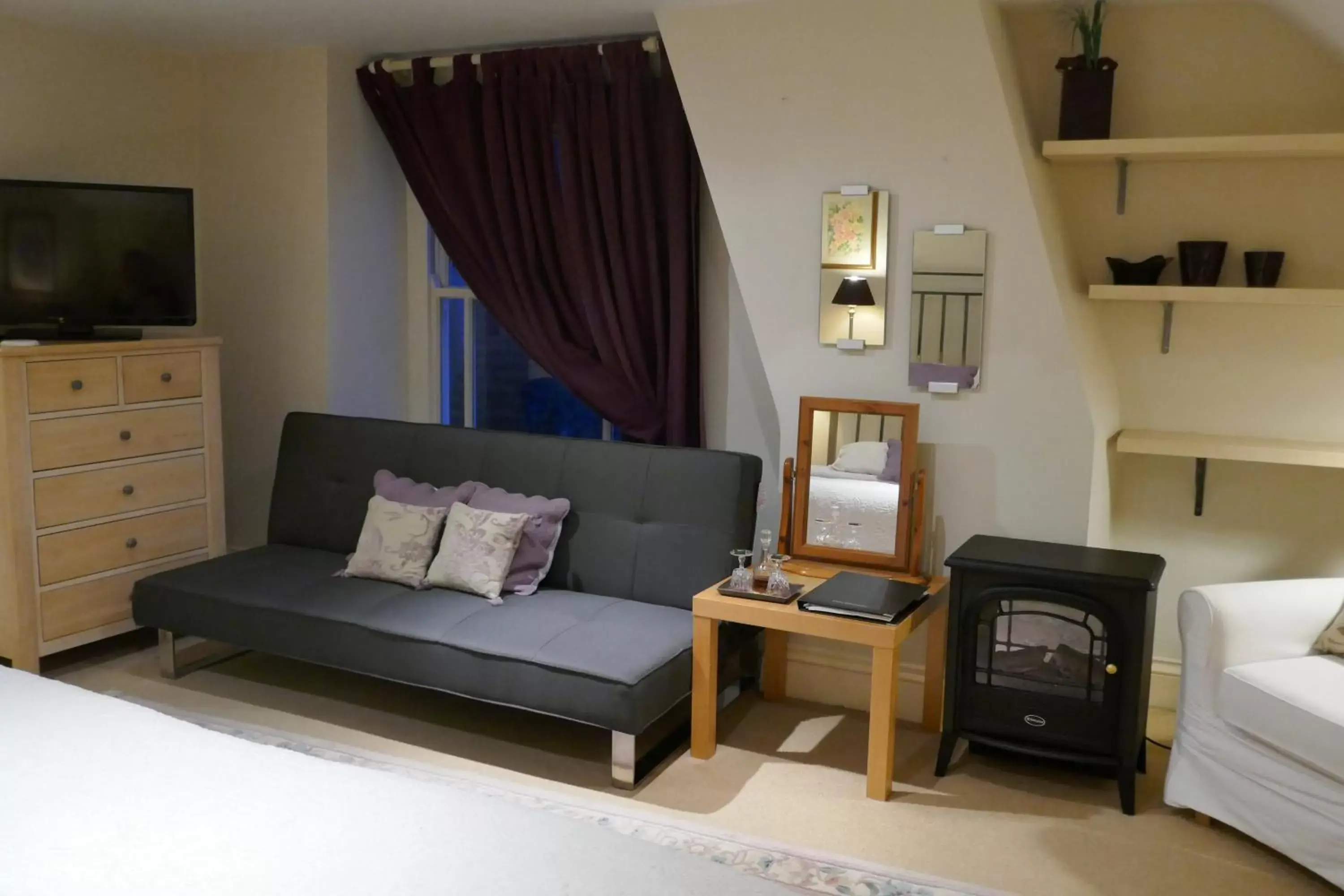 Bedroom, Seating Area in Kerrington House