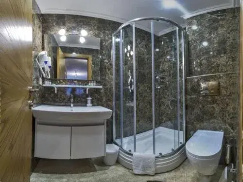 Shower, Bathroom in Blisstanbul Hotel