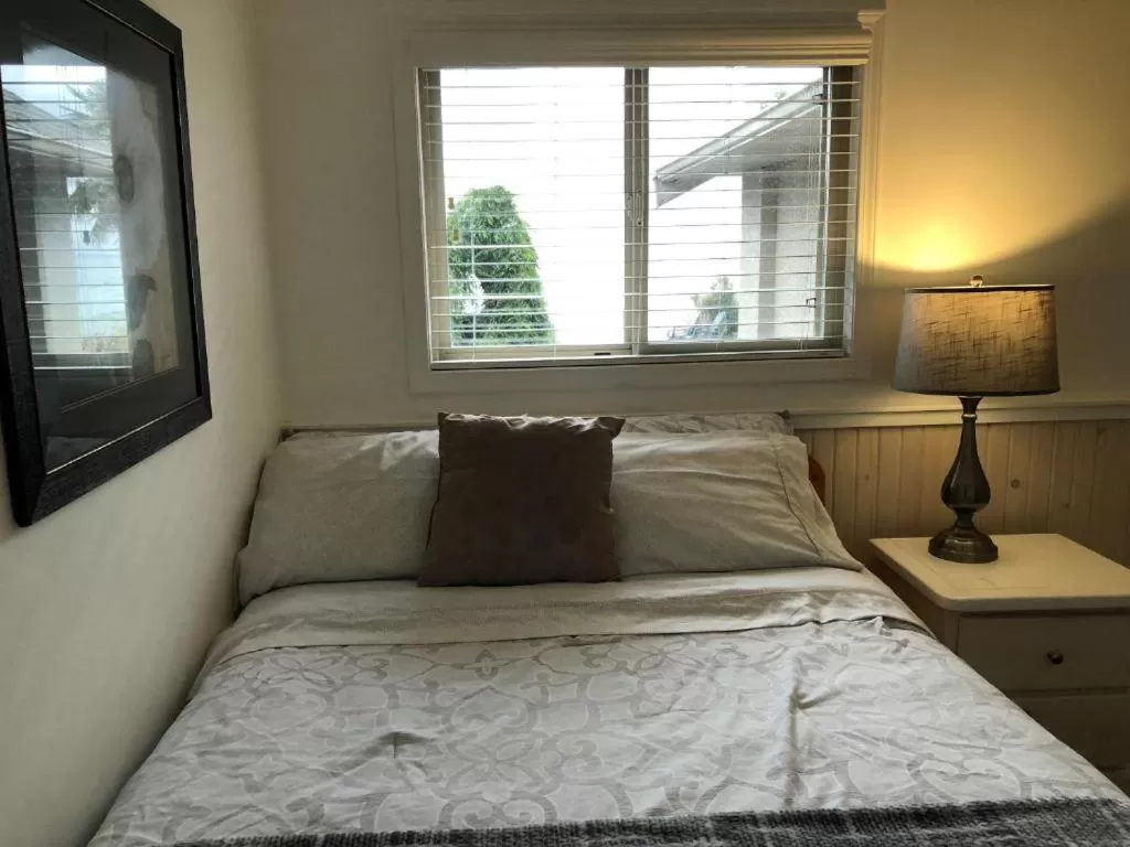 Bedroom, Bed in Qualicum Breeze Beach Resort