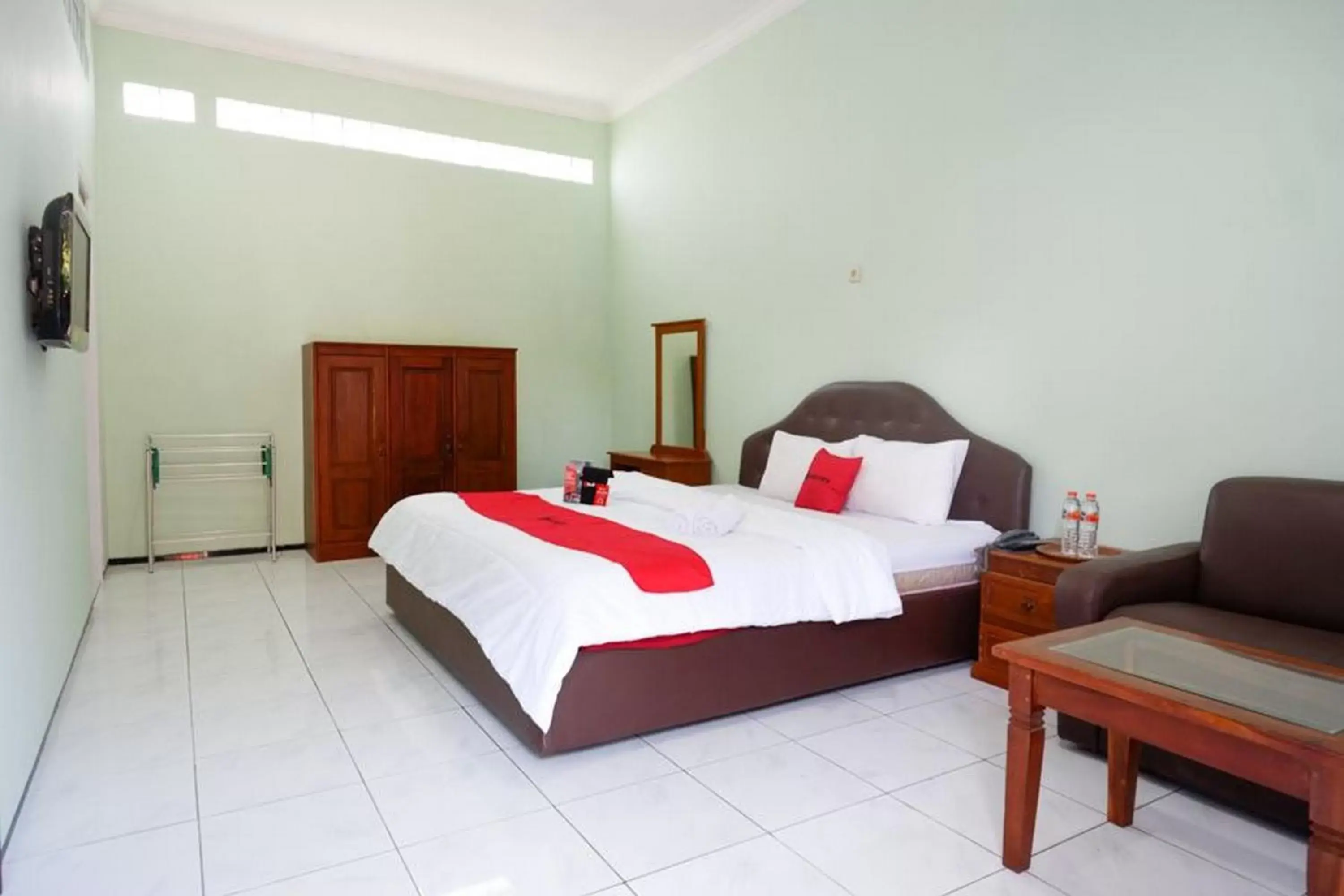 Bedroom, Bed in RedDoorz Plus near Stadion Wijaya Kusuma