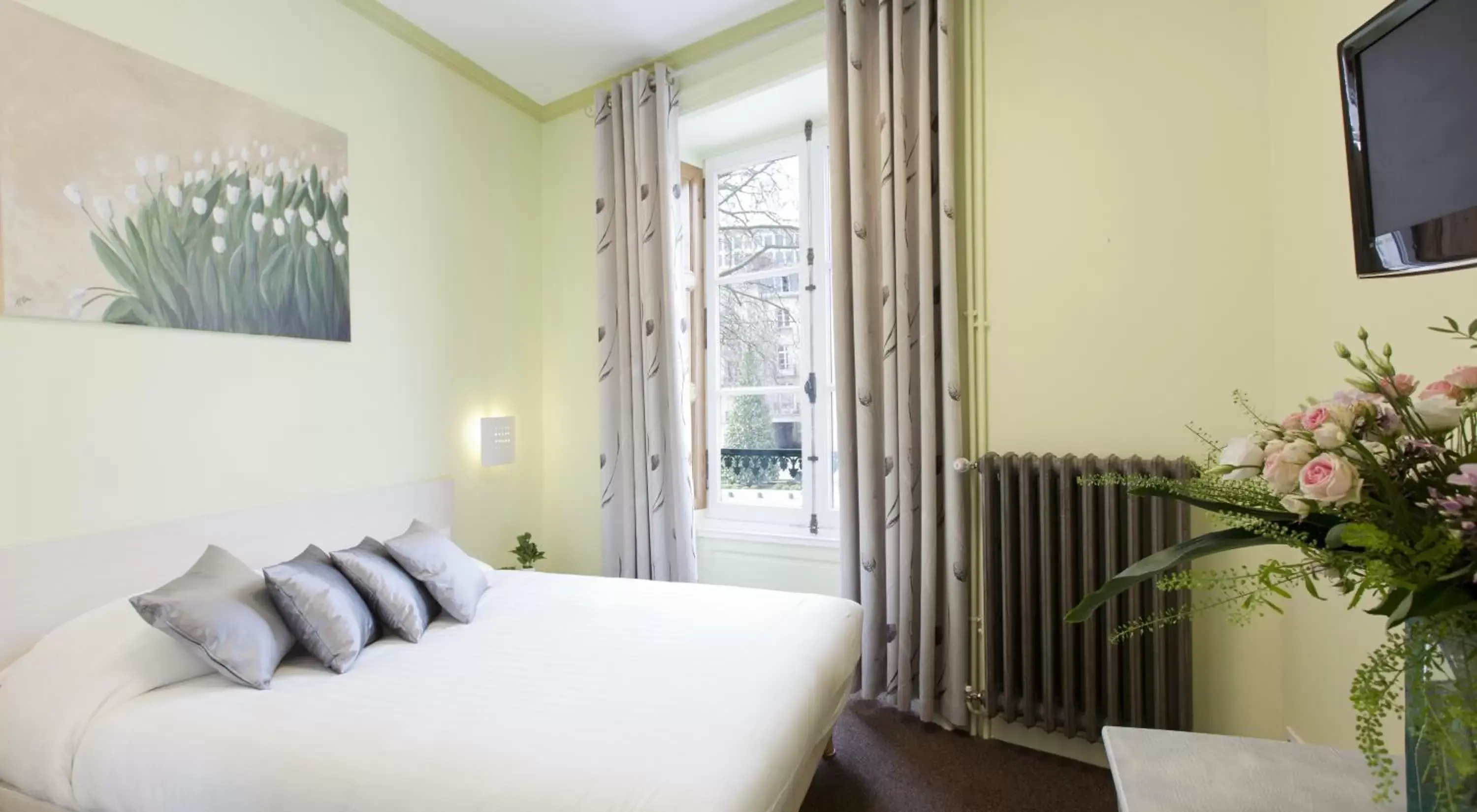 Bedroom, Bed in Logis Hôtel Duquesne