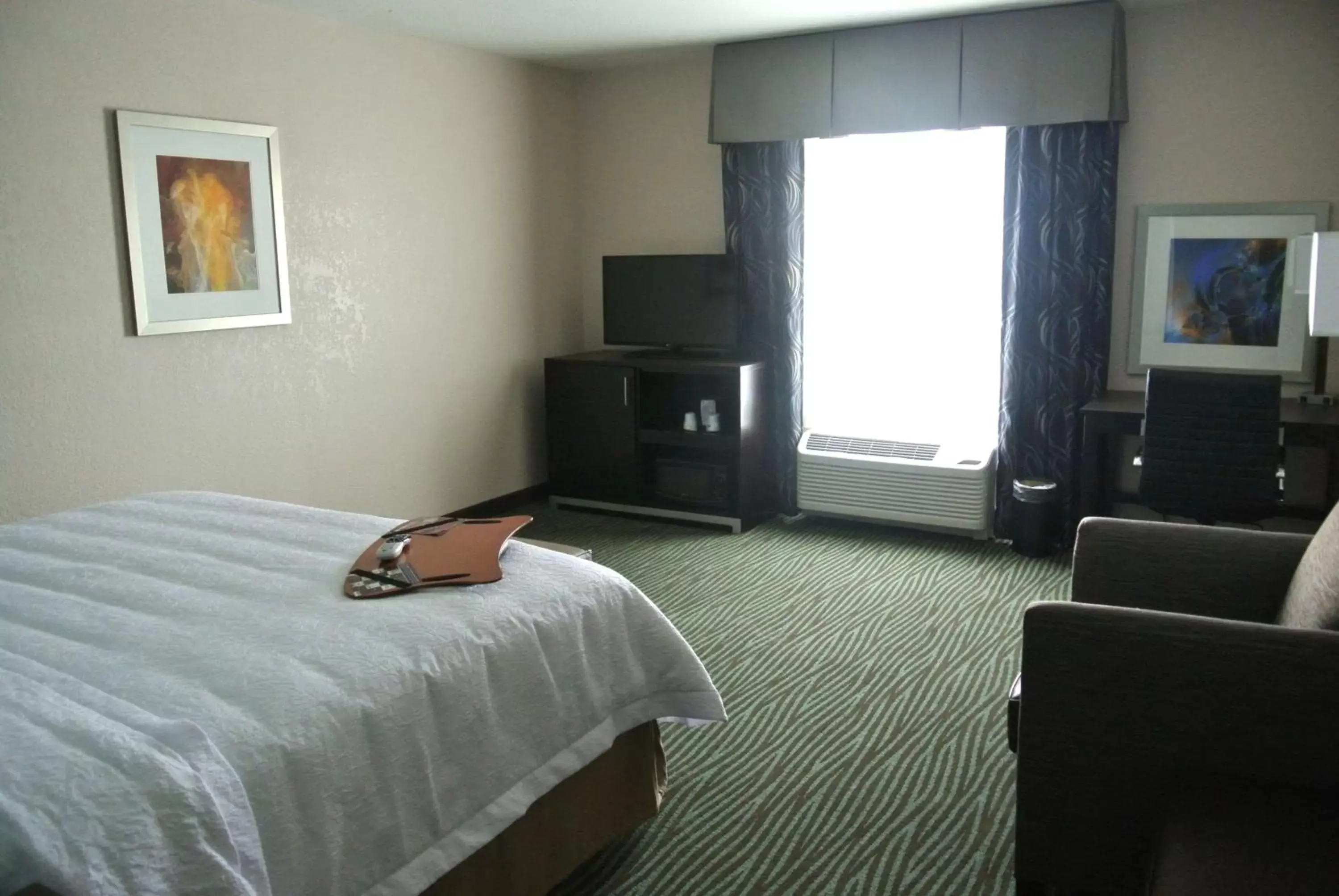 Bed, TV/Entertainment Center in Hampton Inn Carrizo Springs