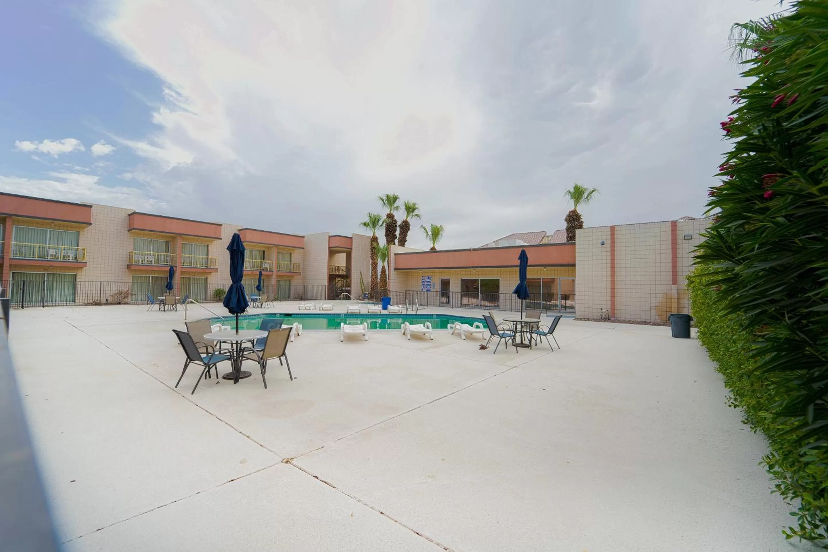 Swimming pool in Royal Plaza Inn
