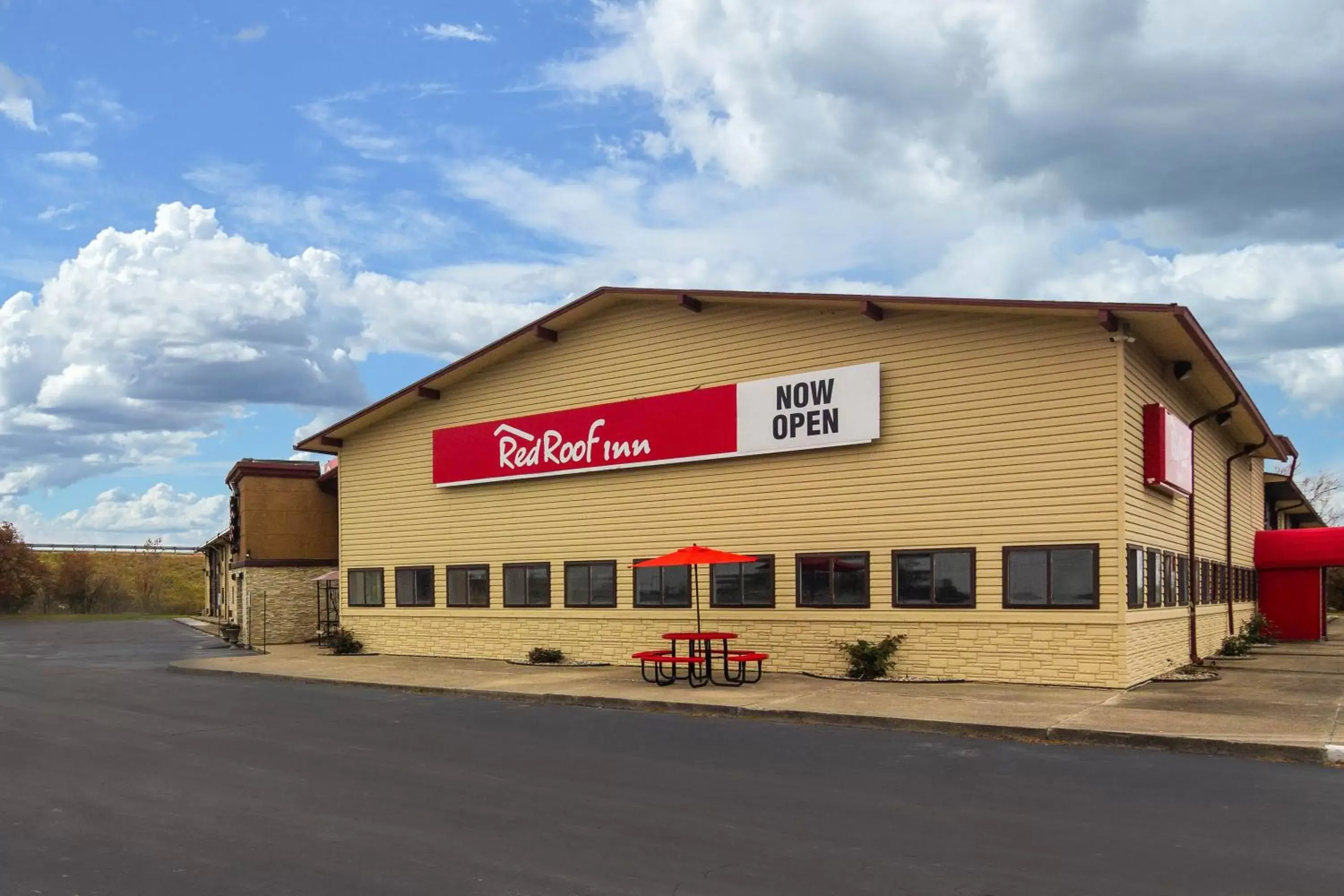 Property Building in Red Roof Inn Perrysburg