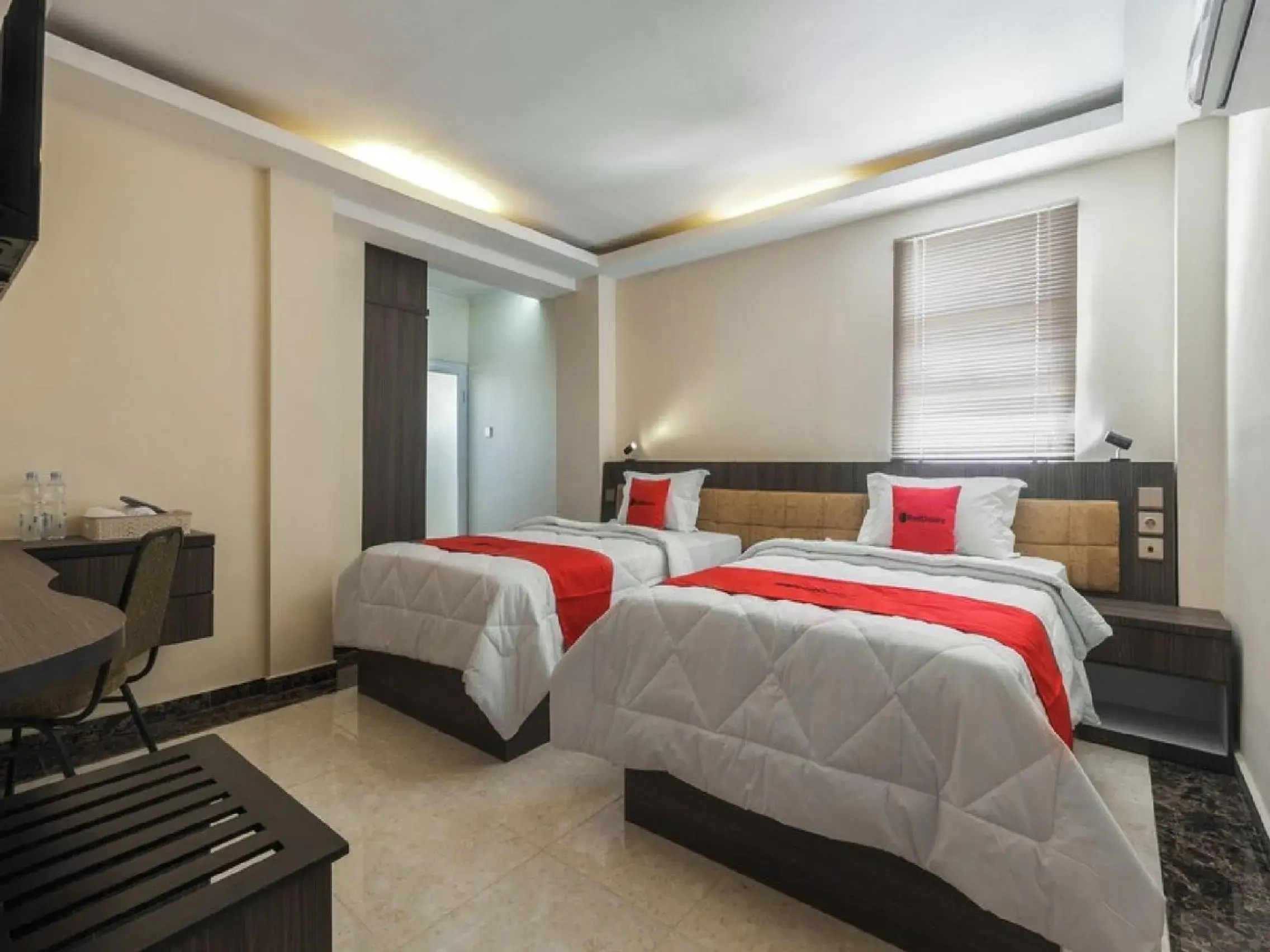 Bedroom, Bed in RedDoorz Plus @ Boulevard Panakkukang