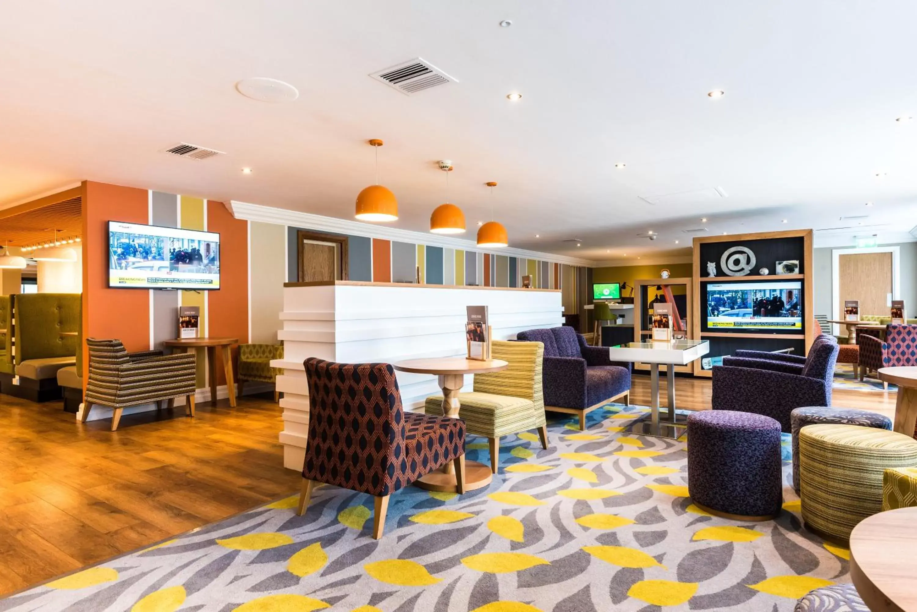 Lounge or bar in Holiday Inn Chester South, an IHG Hotel