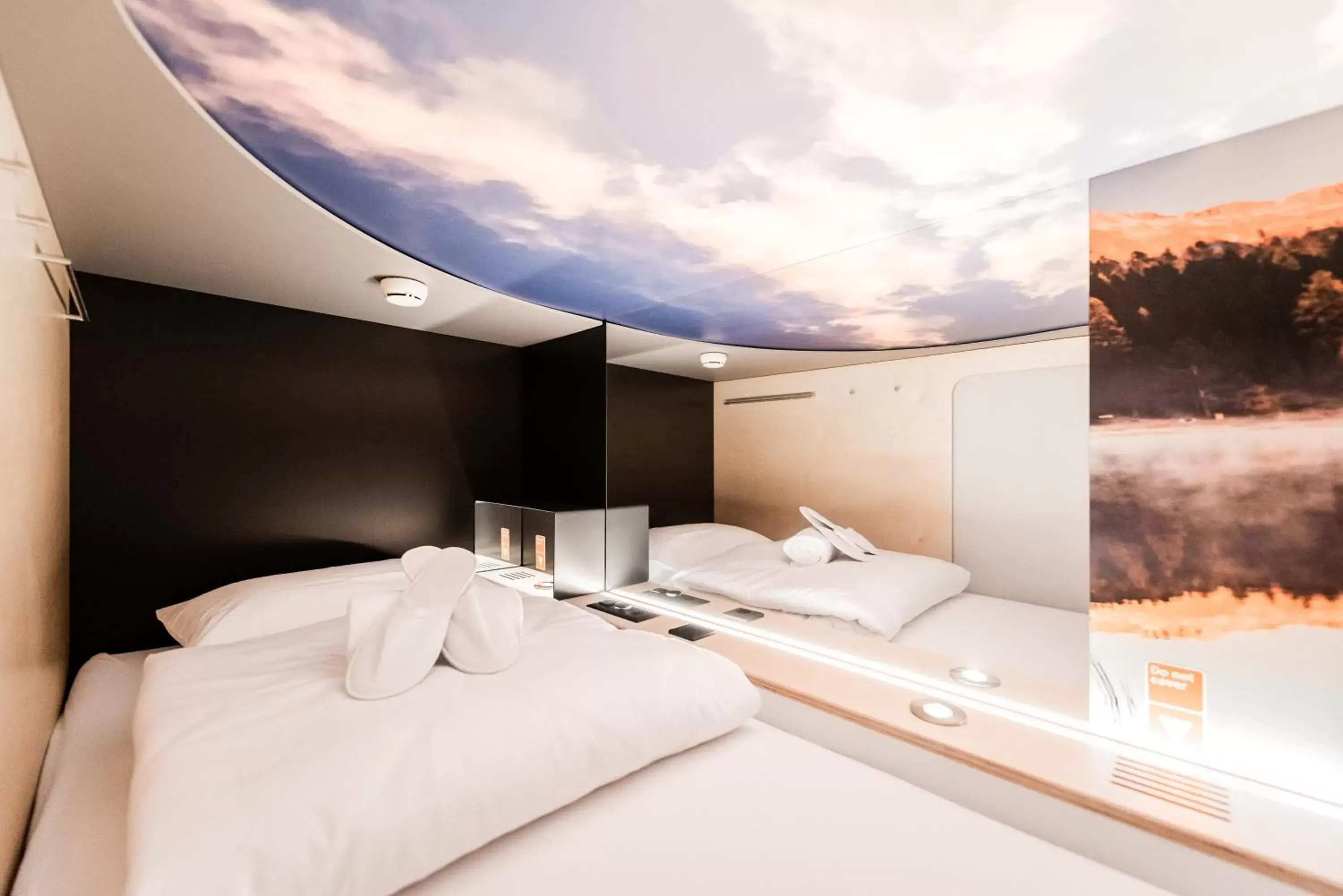 Bedroom, Bed in Capsule Hotel - Alpine Garden Zurich Airport