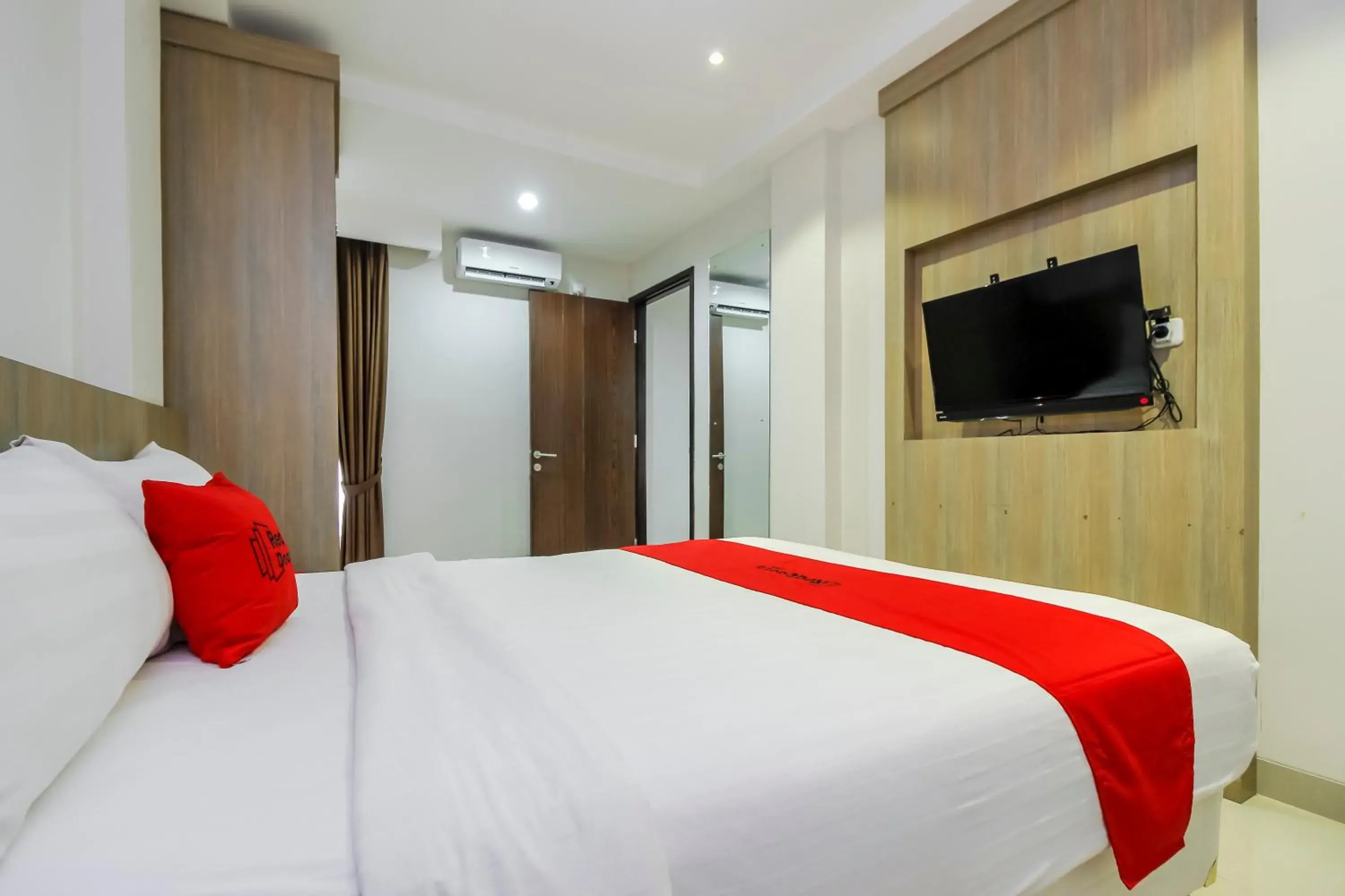 Bedroom, Bed in RedDoorz Plus @ TB Simatupang