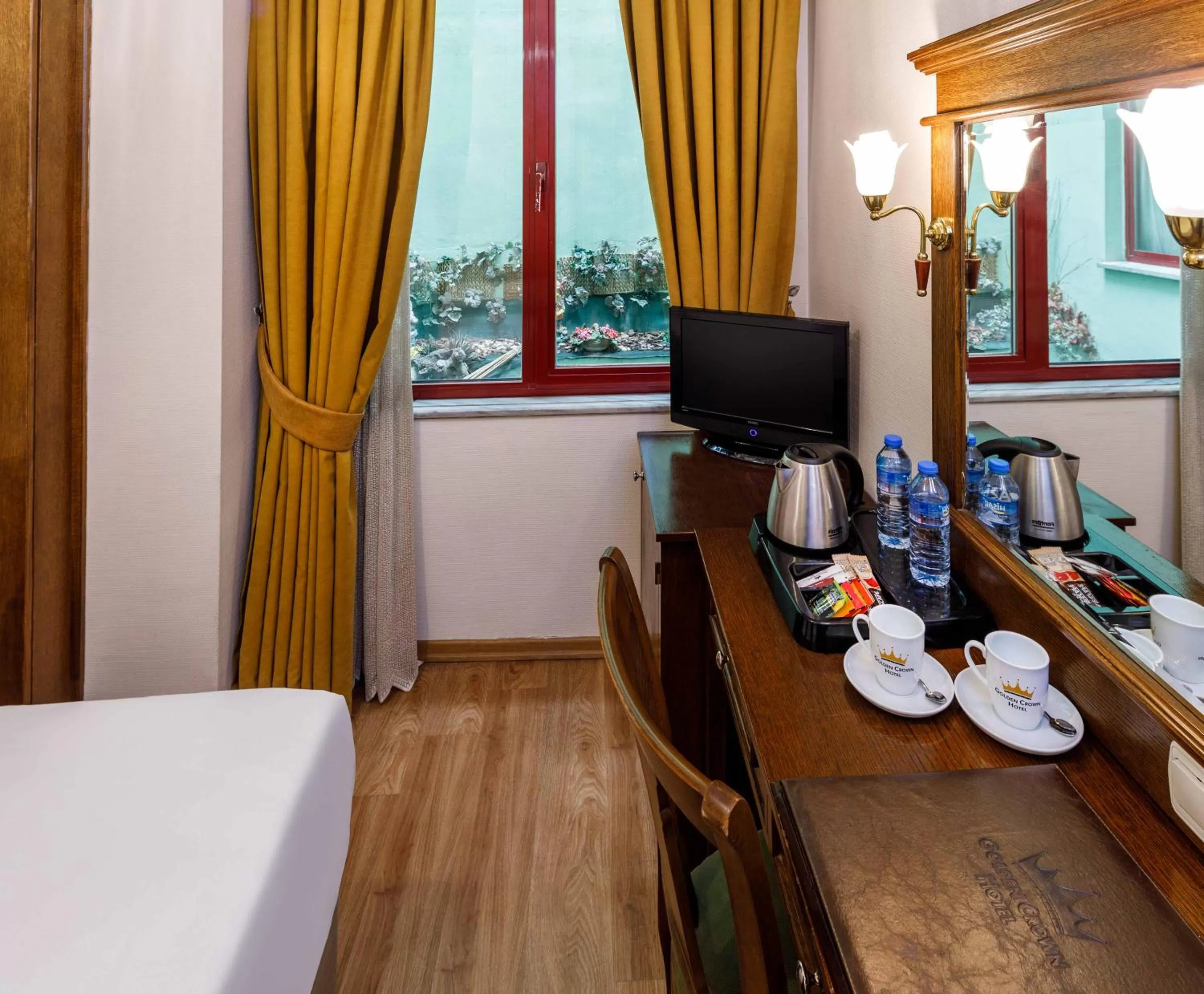 Coffee/tea facilities, Bed in Golden Crown Hotel