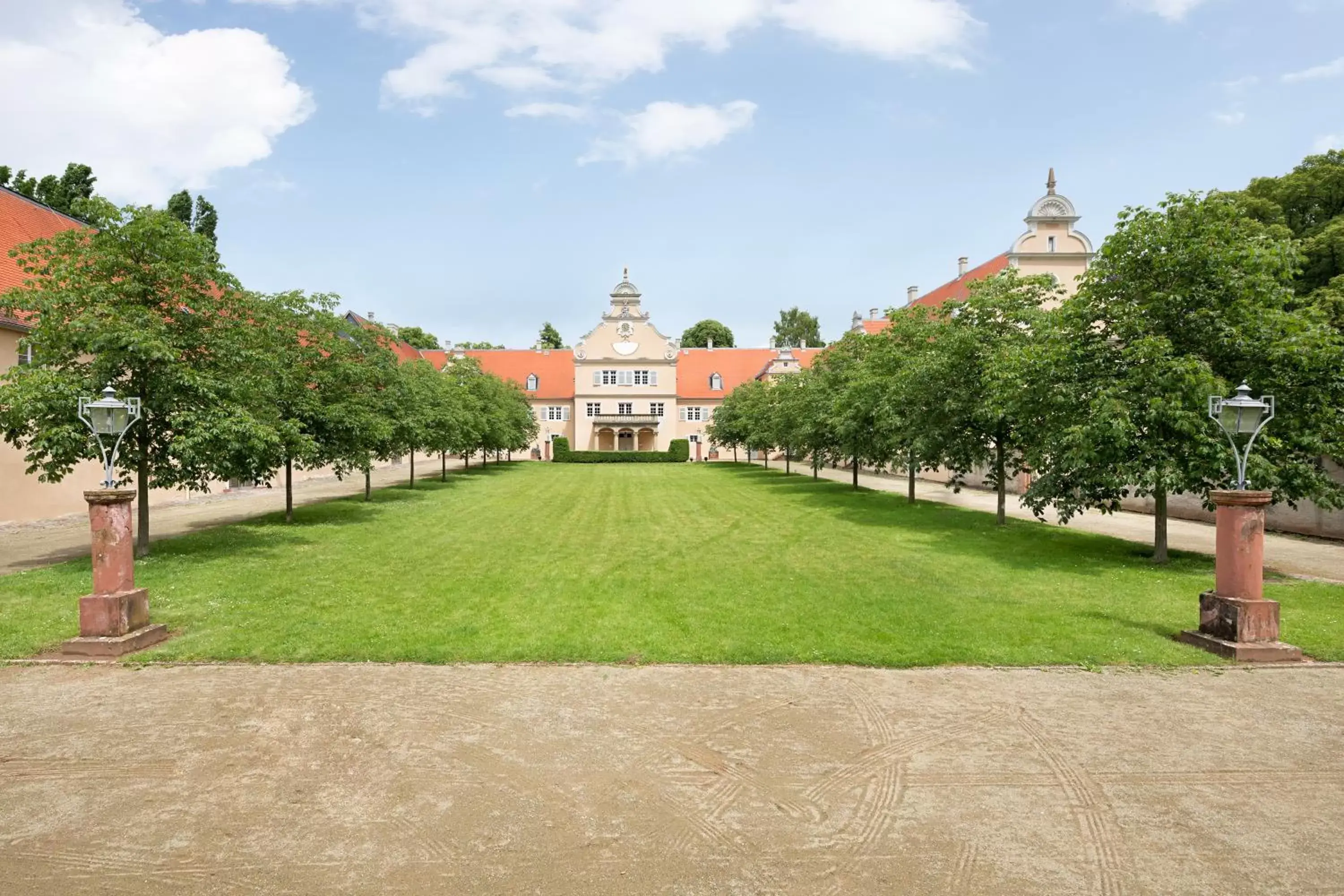 Facade/entrance, Property Building in Hotel Jagdschloss Kranichstein