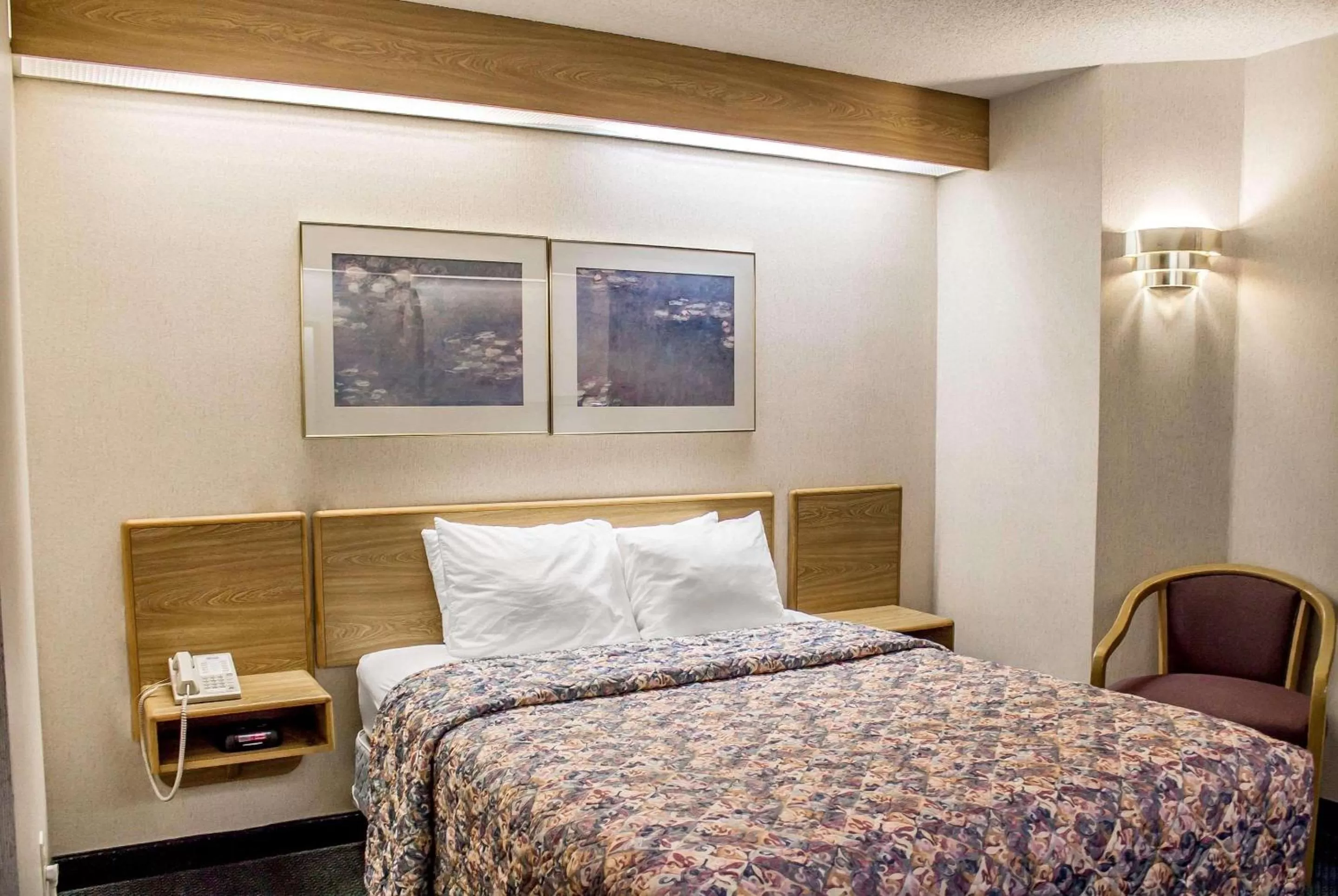 Photo of the whole room, Bed in Rodeway Inn Abbotsford