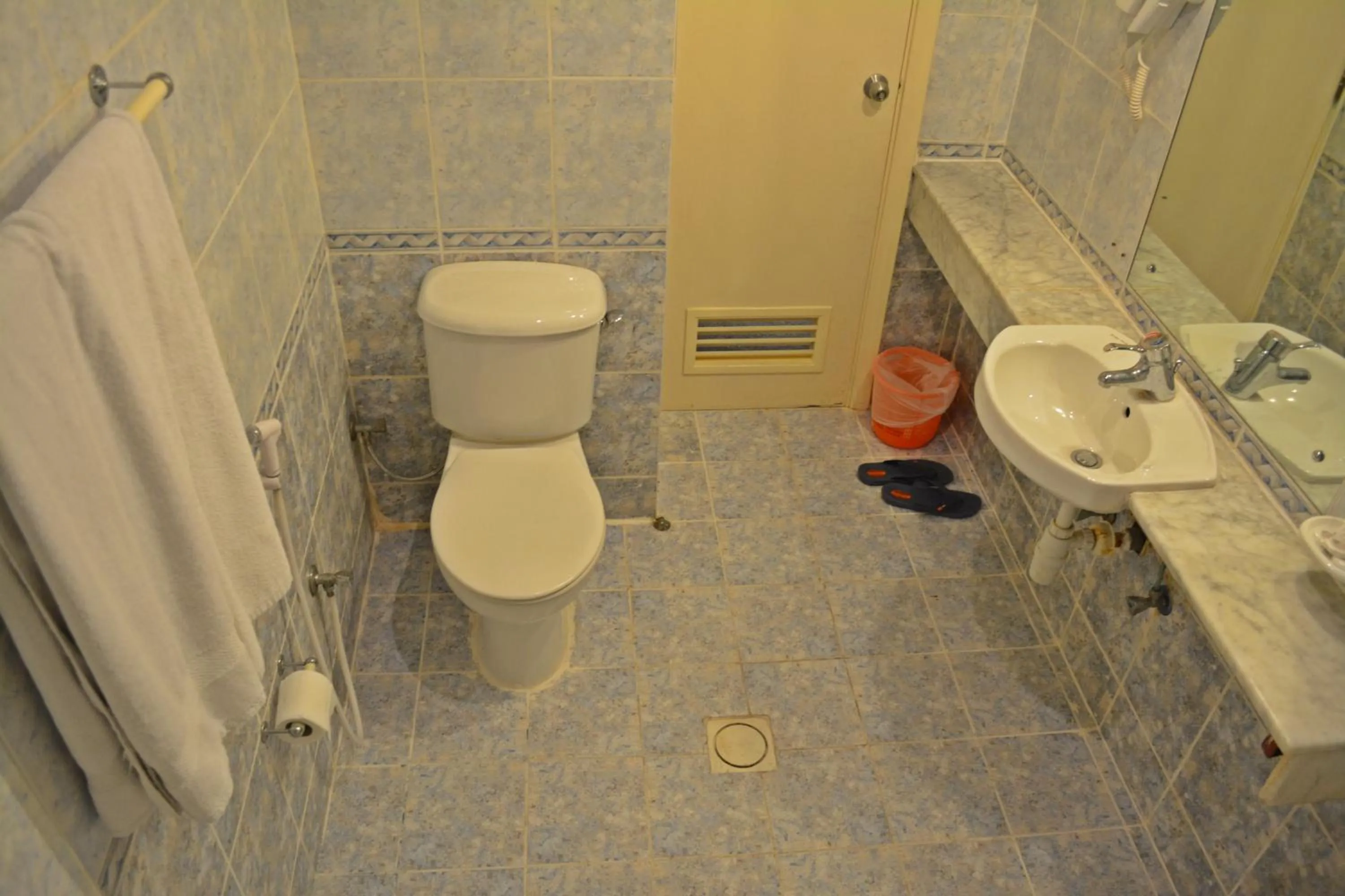 Toilet in Queens Hotel Next Sabkha Bus Station