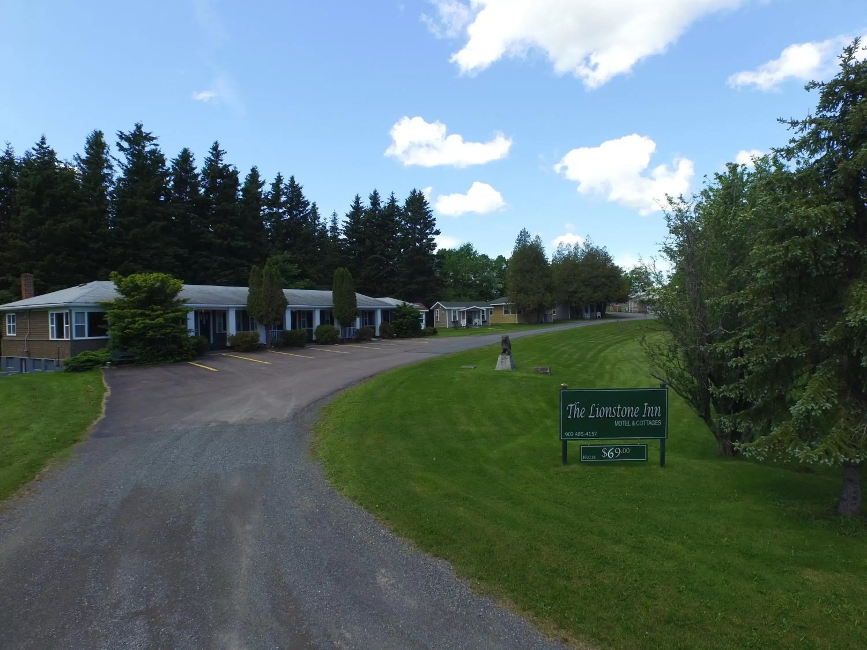 Property Building in The Lionstone Inn Motel and Cottages