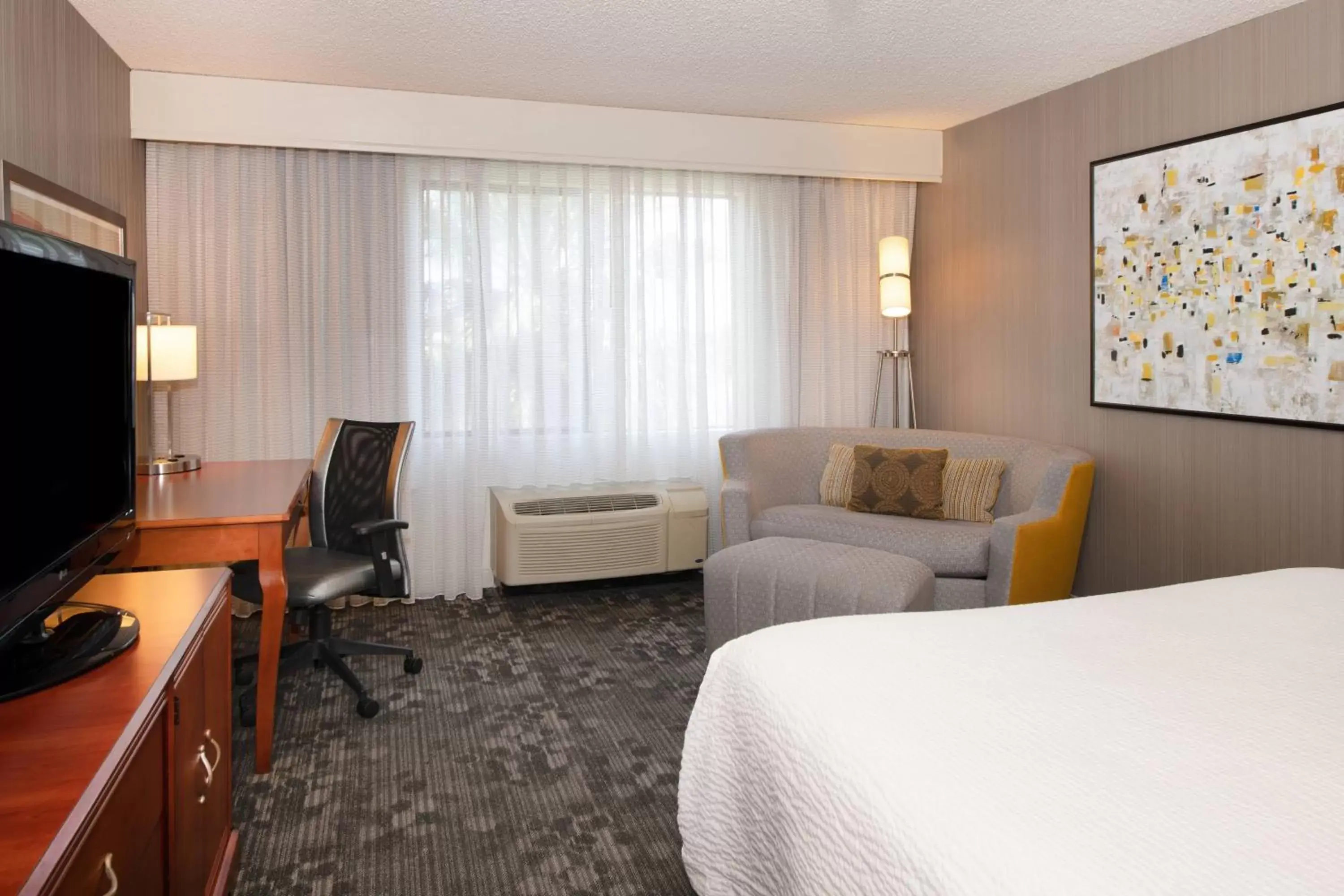 Photo of the whole room, Seating Area in Courtyard by Marriott Newark Silicon Valley
