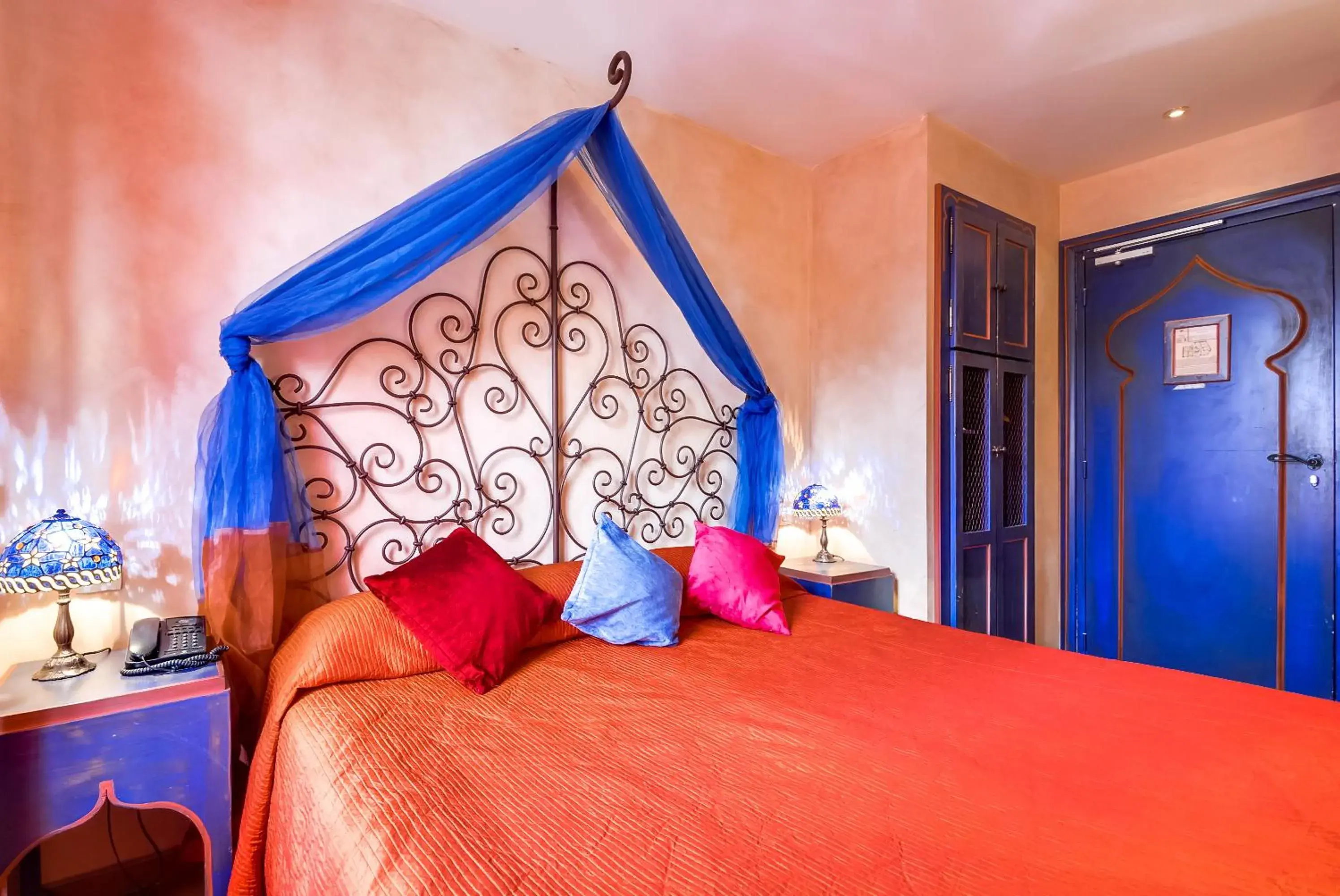 Bed in Villa Royale Montsouris