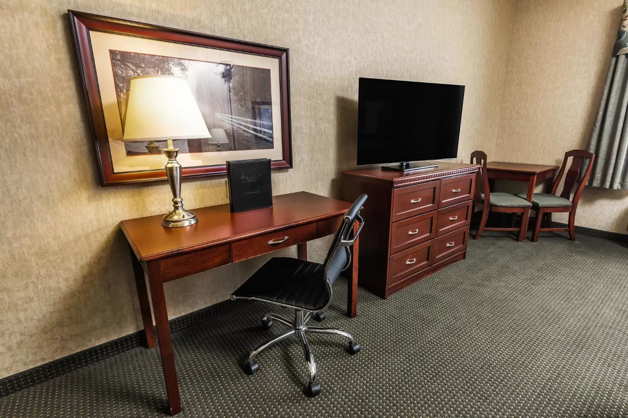 Guests, TV/Entertainment Center in Redwood Inn & Suites