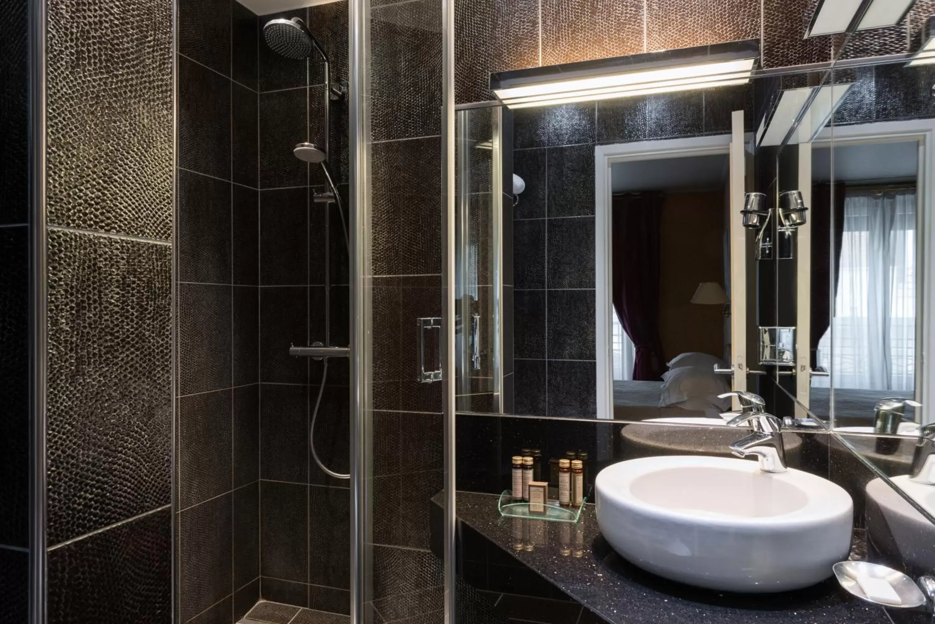 Bathroom in Neuilly Park Hotel
