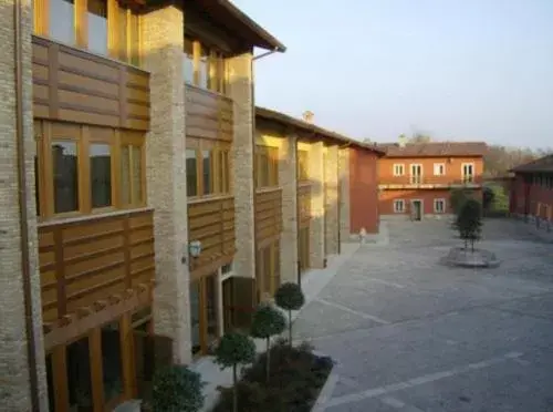 Inner courtyard view in Bes Hotel Bergamo La Muratella