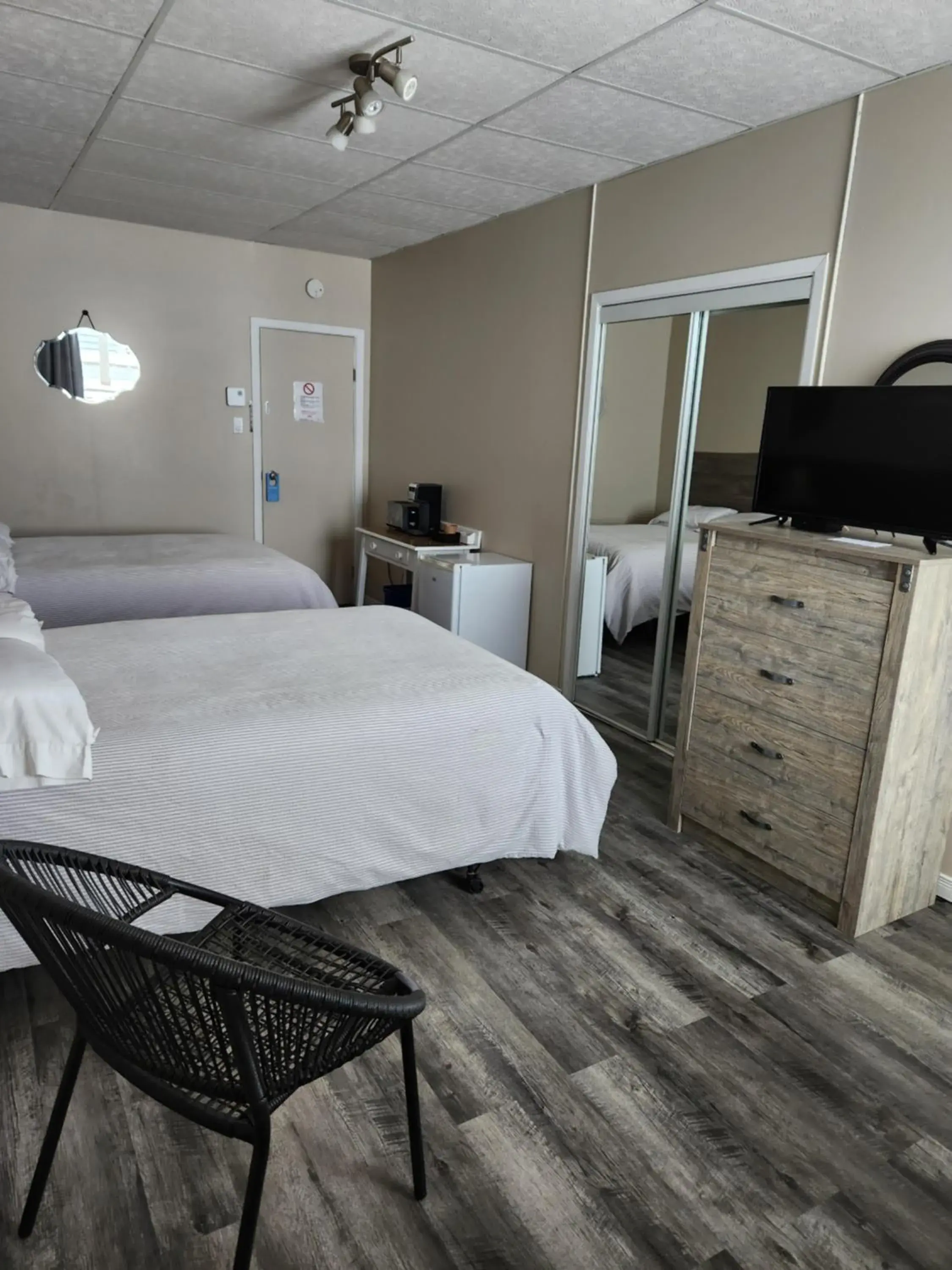 Bed in Motel Restaurant Nanook