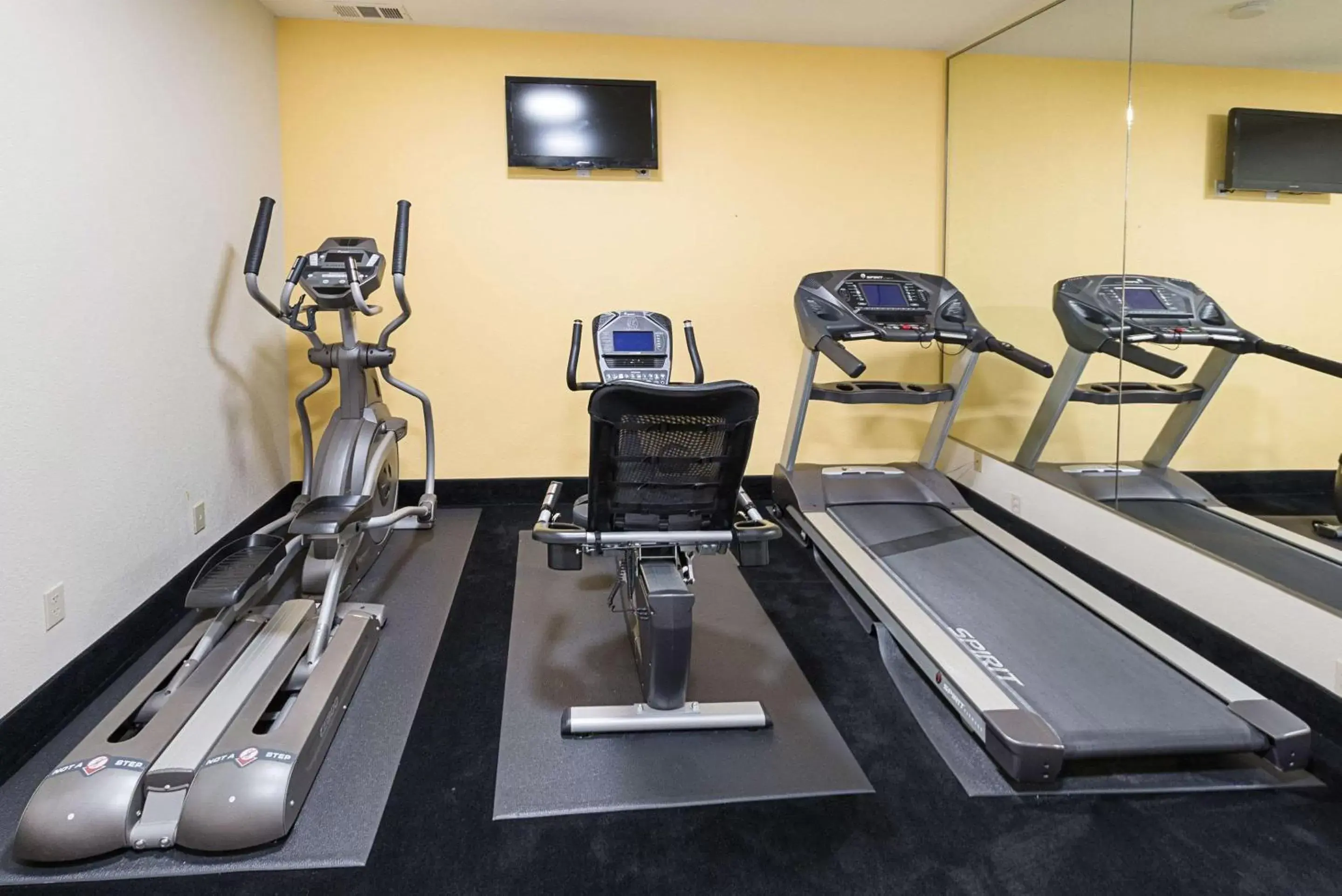 Fitness centre/facilities in Quality Suites Fitness centre/facilities in Quality Suites