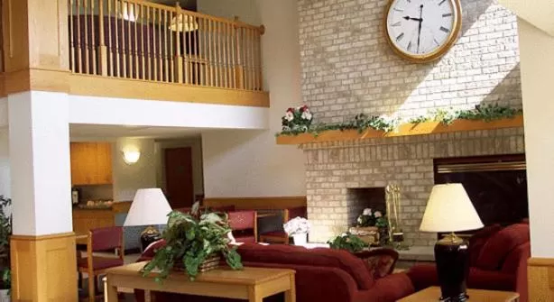 Communal lounge/ TV room in AmericInn by Wyndham Inver Grove Heights Minneapolis