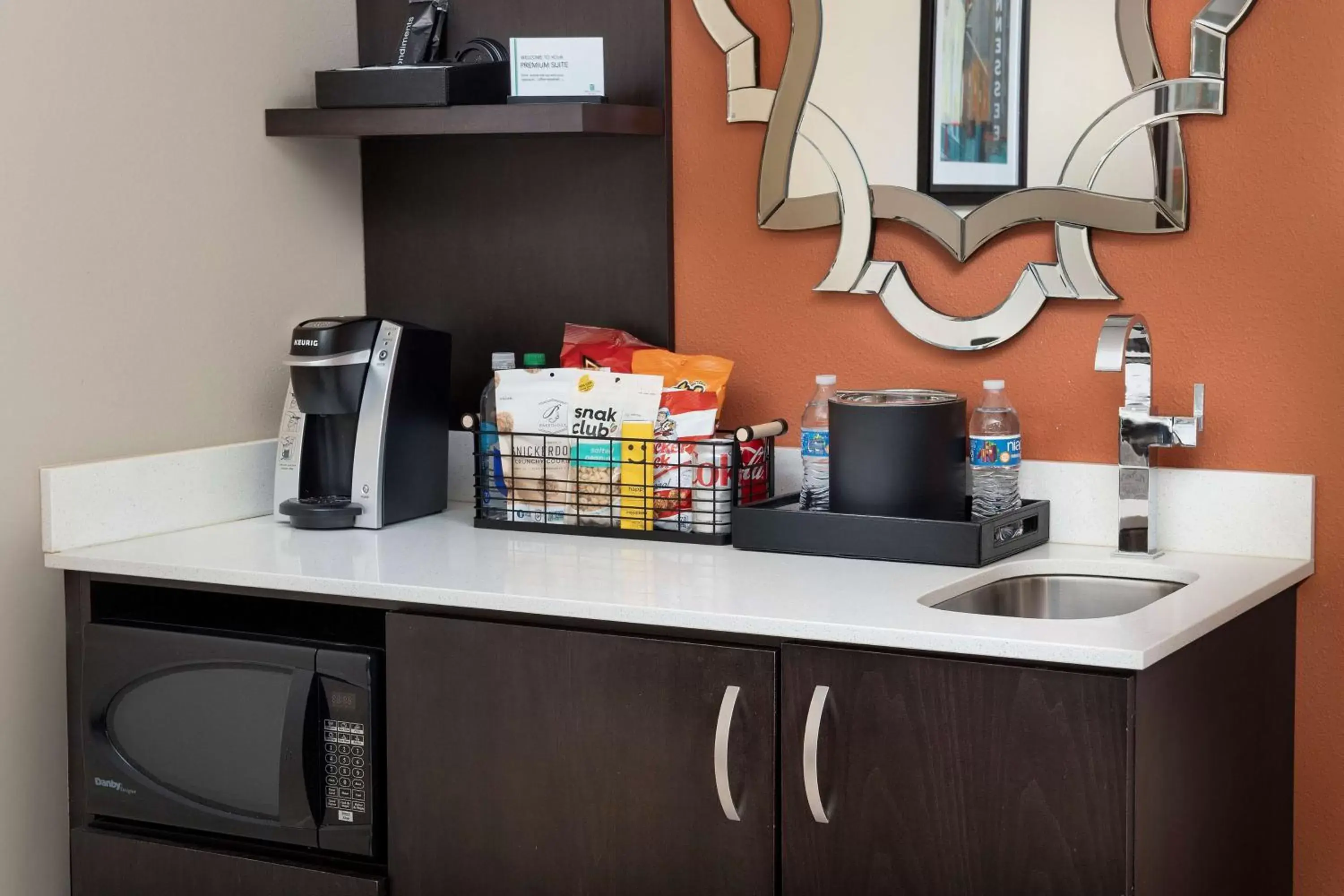 Photo of the whole room, Kitchen/Kitchenette in Embassy Suites Knoxville West