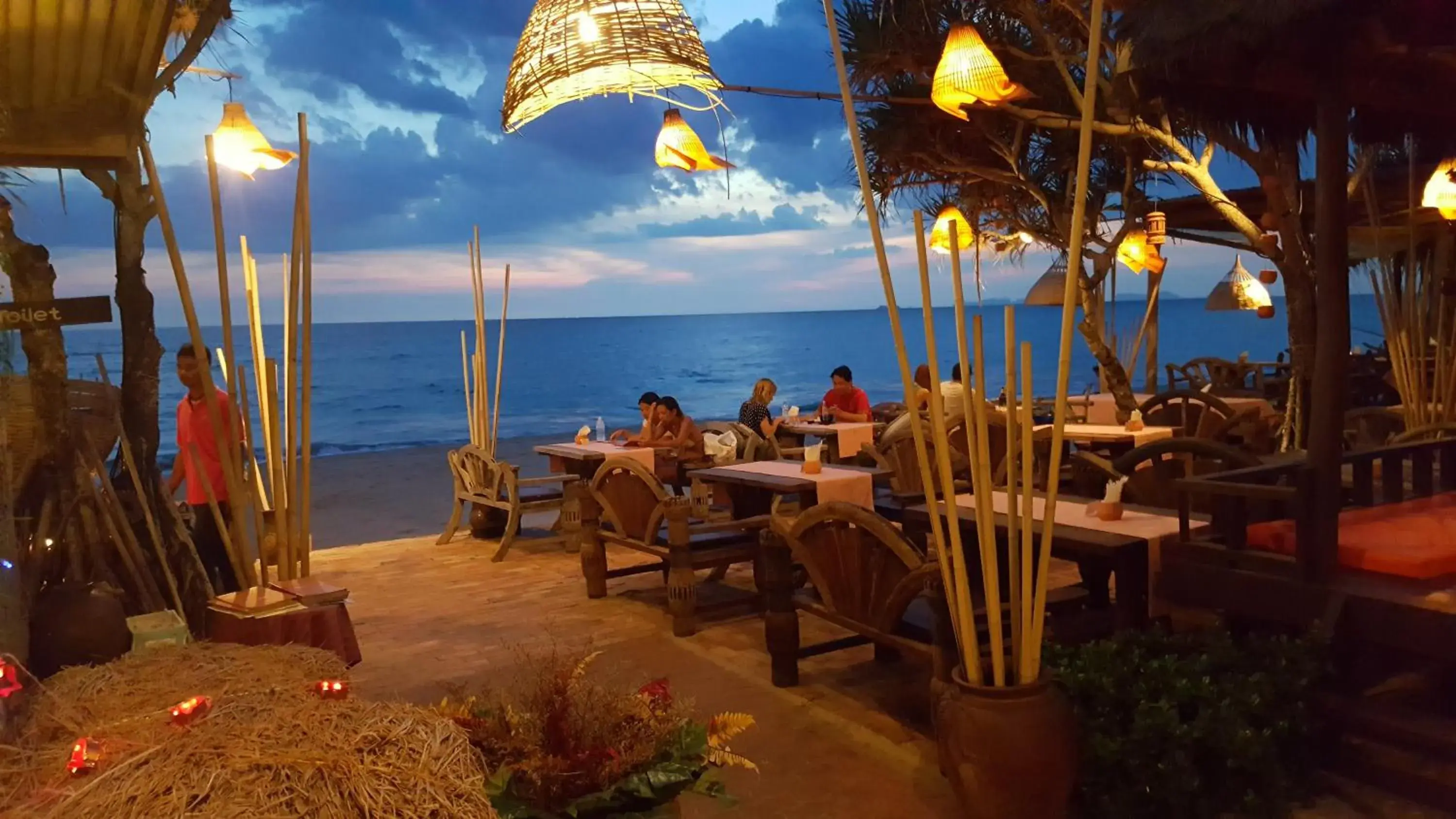 Restaurant/Places to Eat in Clean Beach Resort