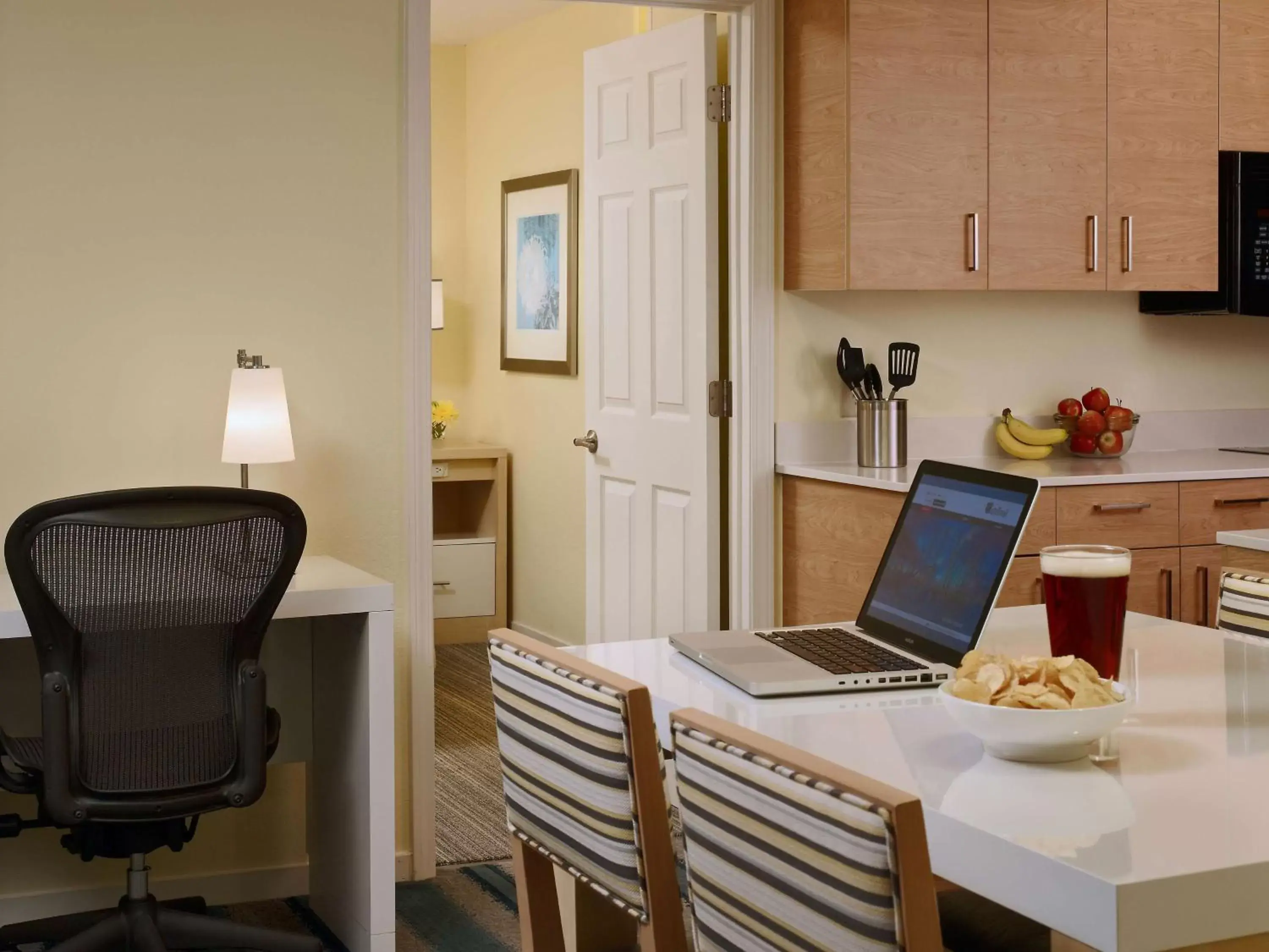 Kitchen or kitchenette, Dining Area in Sonesta ES Suites Atlanta - Perimeter Center North