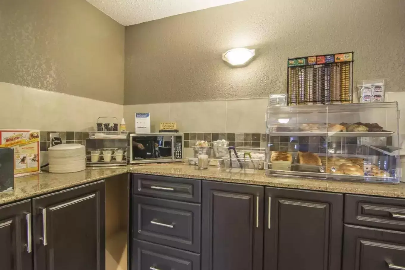 Continental breakfast, Kitchen/Kitchenette in Quality Inn & Suites Yorkton