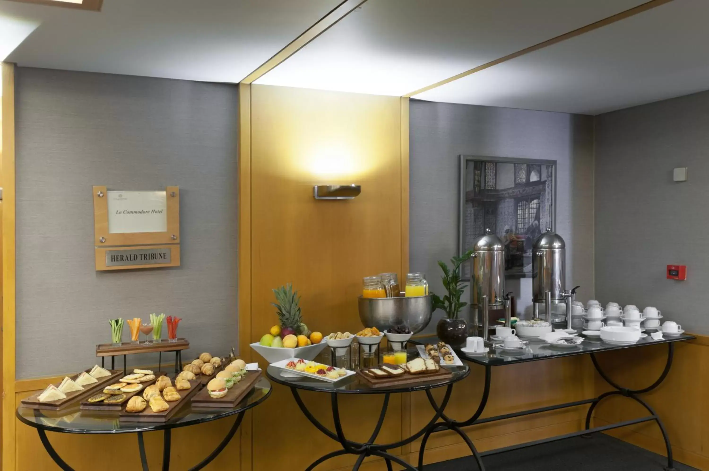 Business facilities, Breakfast in Le Commodore Hotel