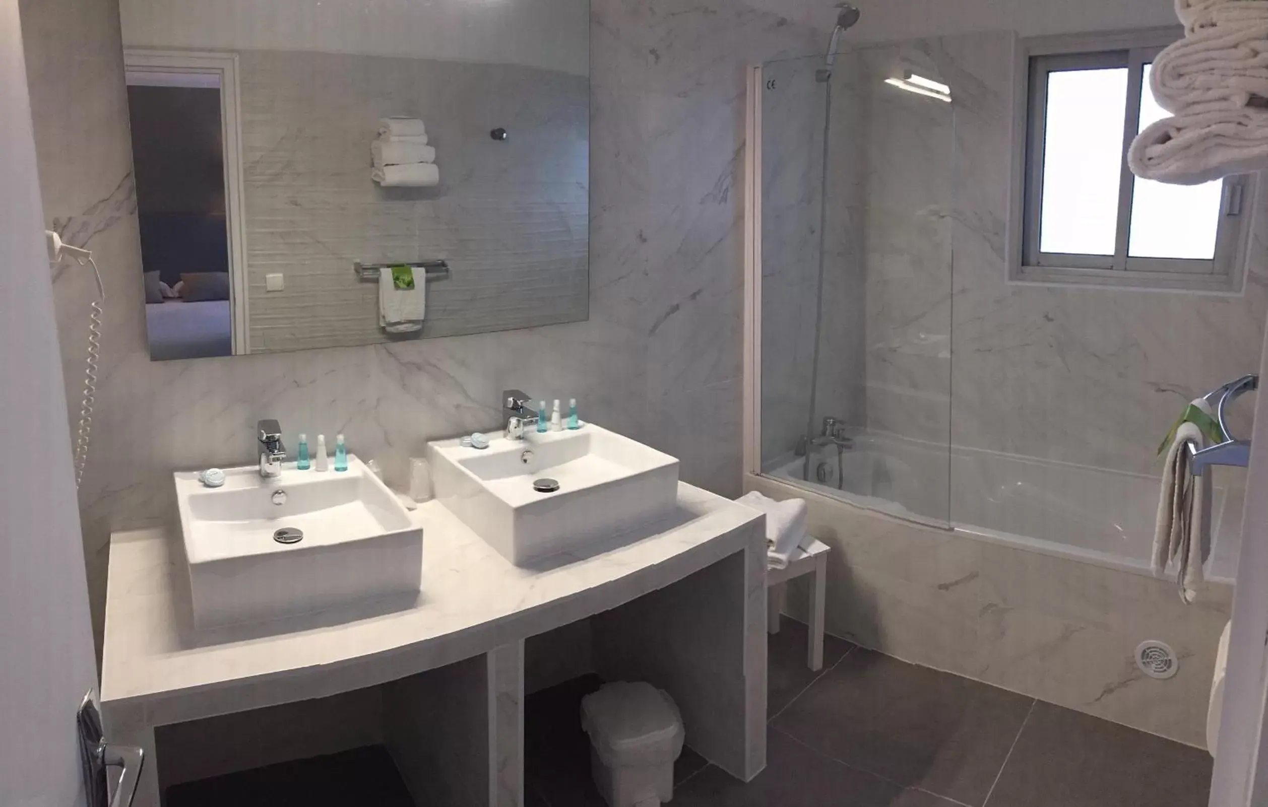 Bathroom in Le Galion Hotel et Restaurant Canet Plage - Logis