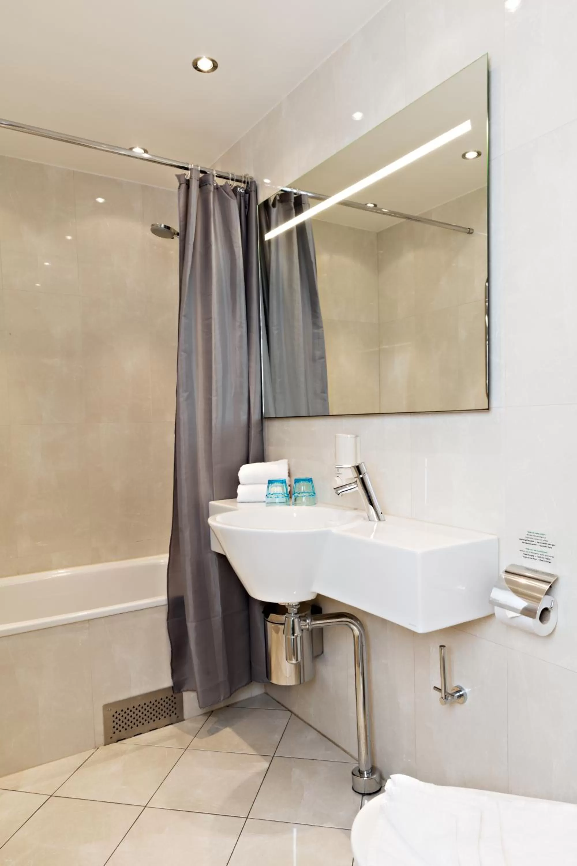 Bathroom in Hotel Allén - Sure Hotel by Best Western Allen