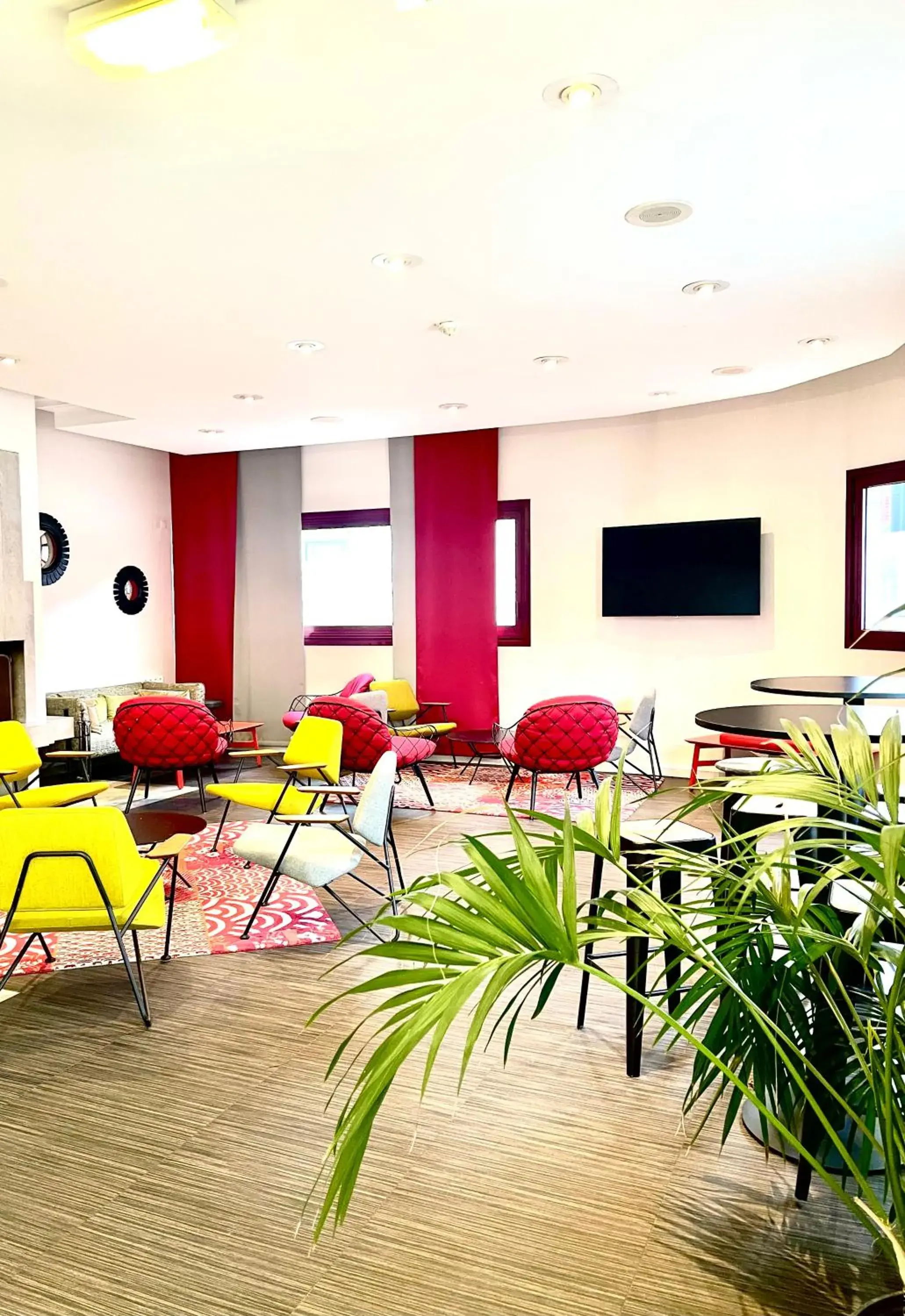 Communal lounge/ TV room in B&B HOTEL Saint-Quentin-en-Yvelines Centre Gare 4 étoiles