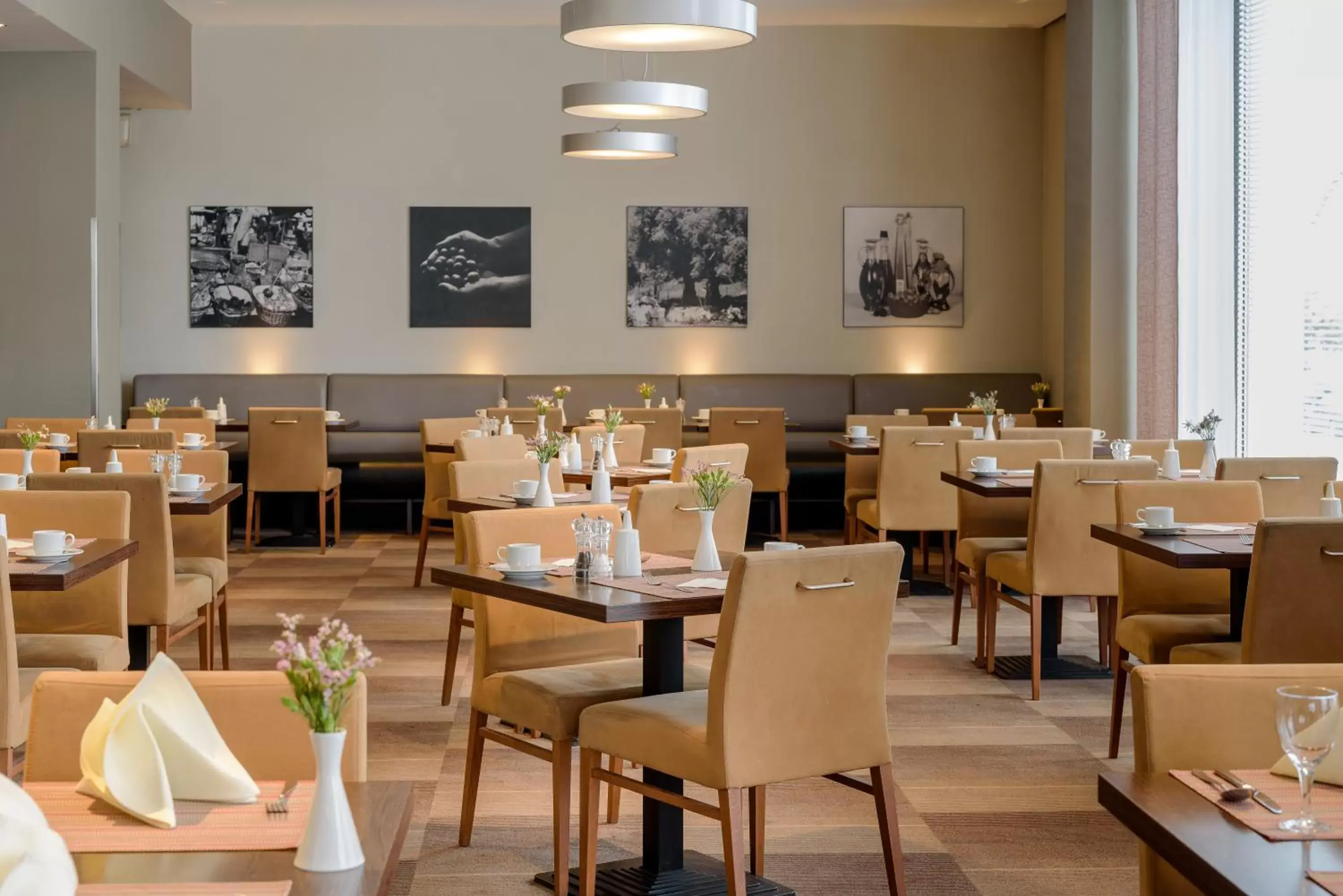 Buffet breakfast, Restaurant/Places to Eat in Mercure Hotel Hamburg Mitte