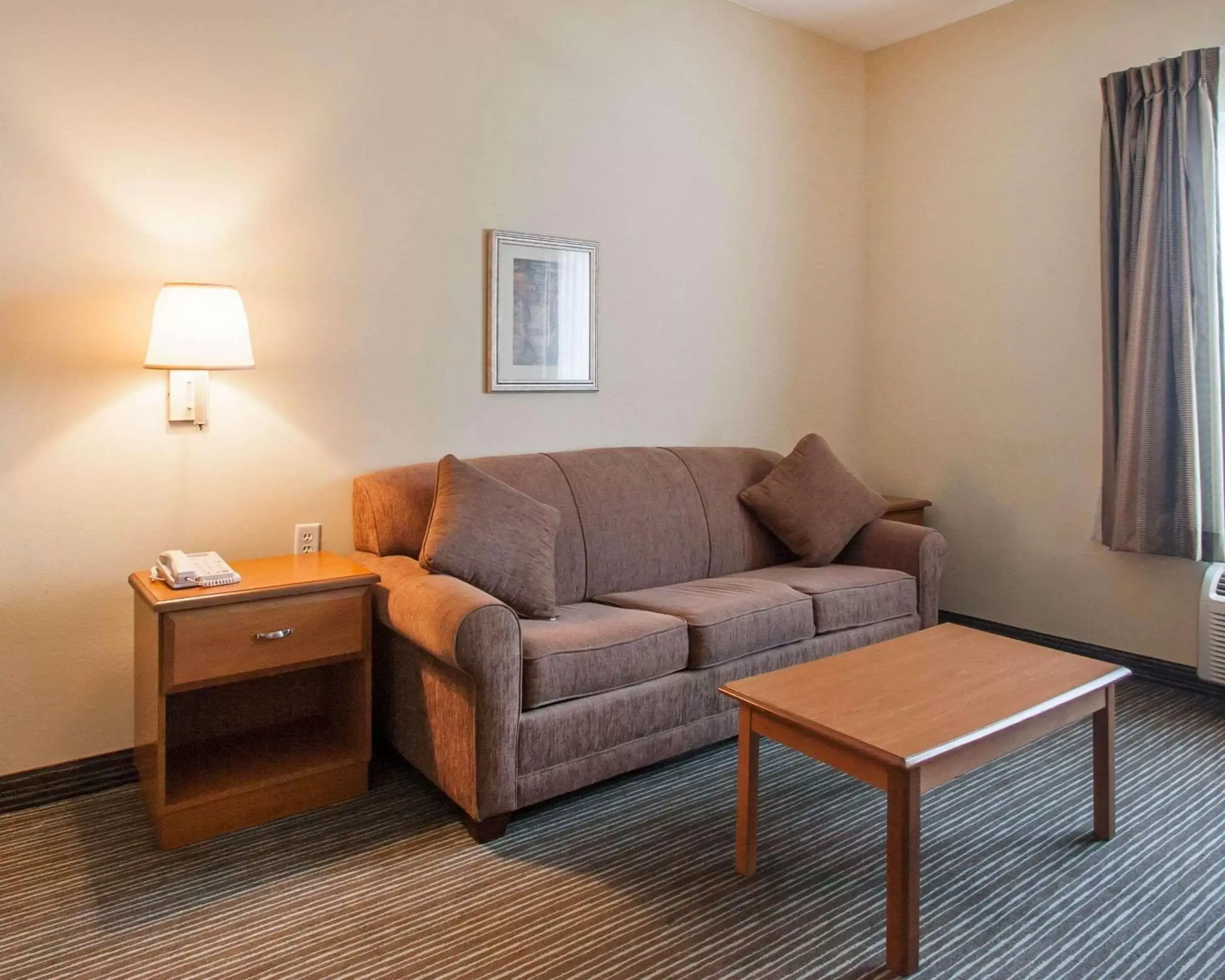 Photo of the whole room, Seating Area in Quality Inn Joplin I-44