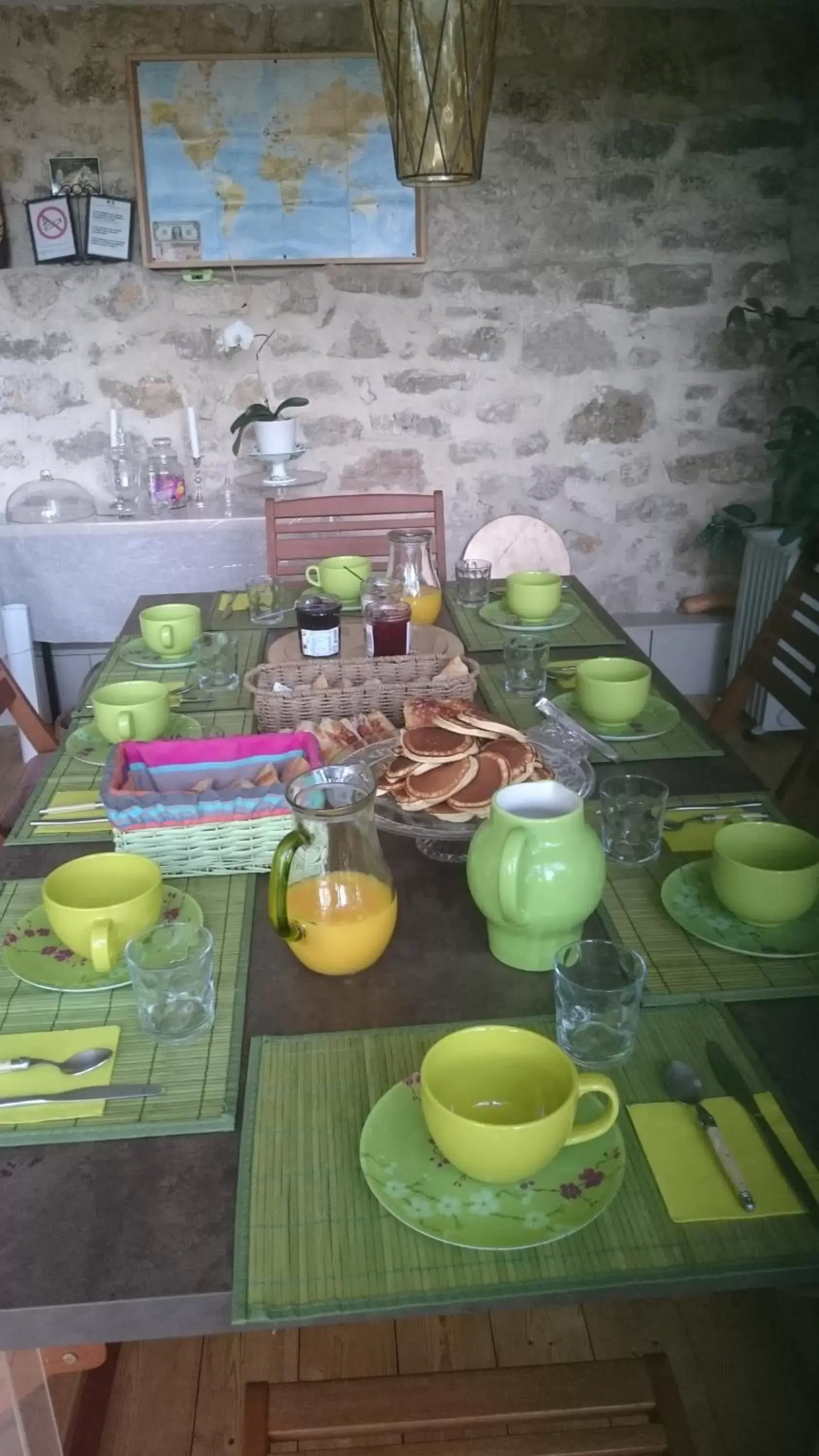 Dining area, Kitchen/Kitchenette in Chambres d'hôtes Le Bois Des Frênes