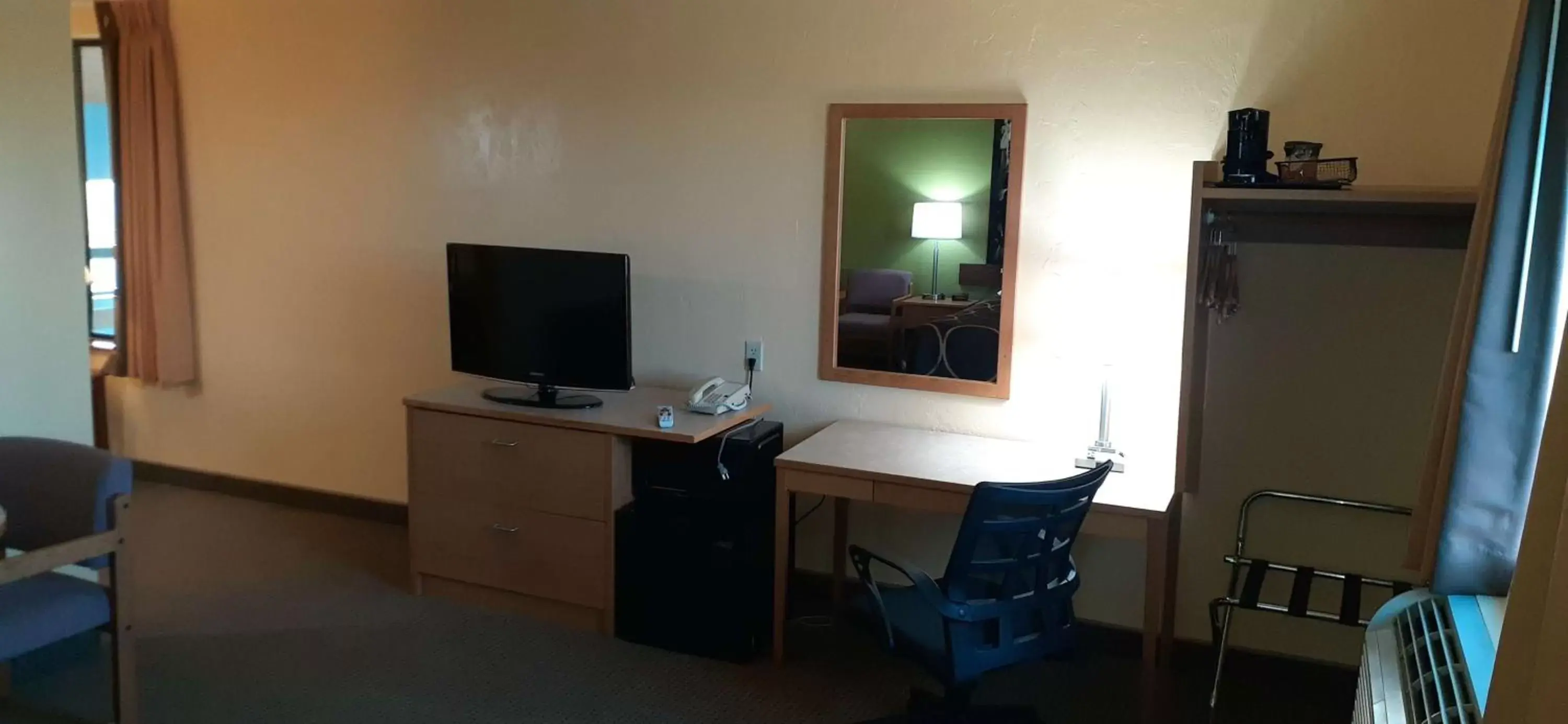 Photo of the whole room, TV/Entertainment Center in SureStay Hotel by Best Western Ellensburg