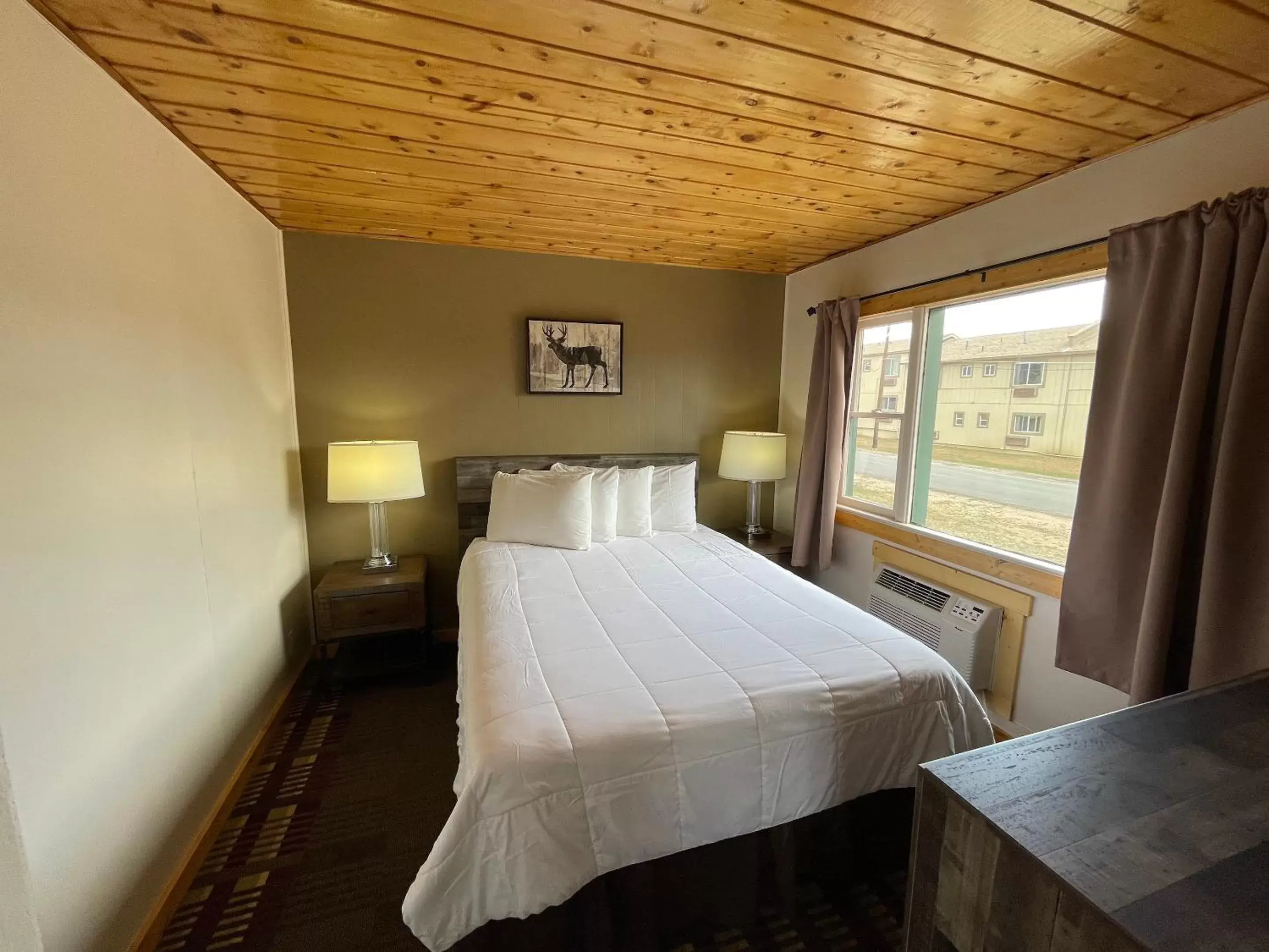 Bed in Estes Mountain Inn