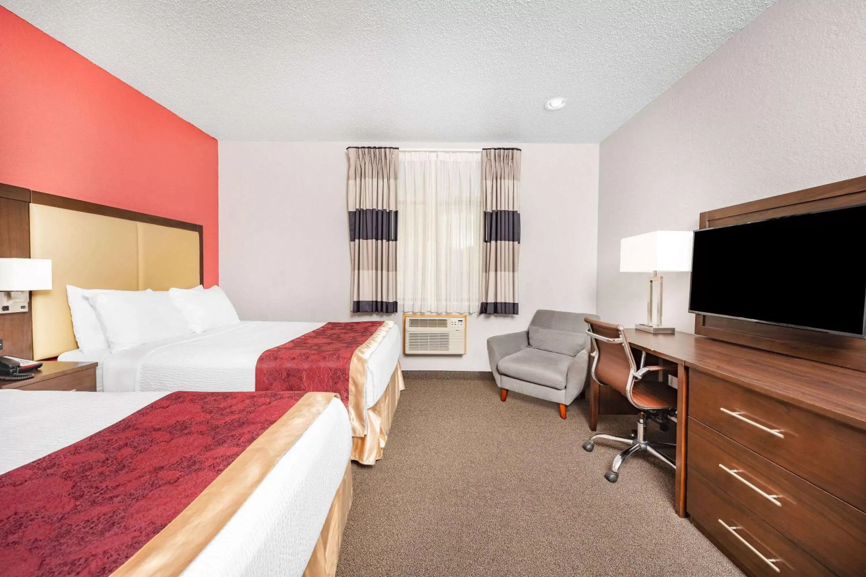 Photo of the whole room, Bed in Ramada by Wyndham Keystone Near Mt Rushmore