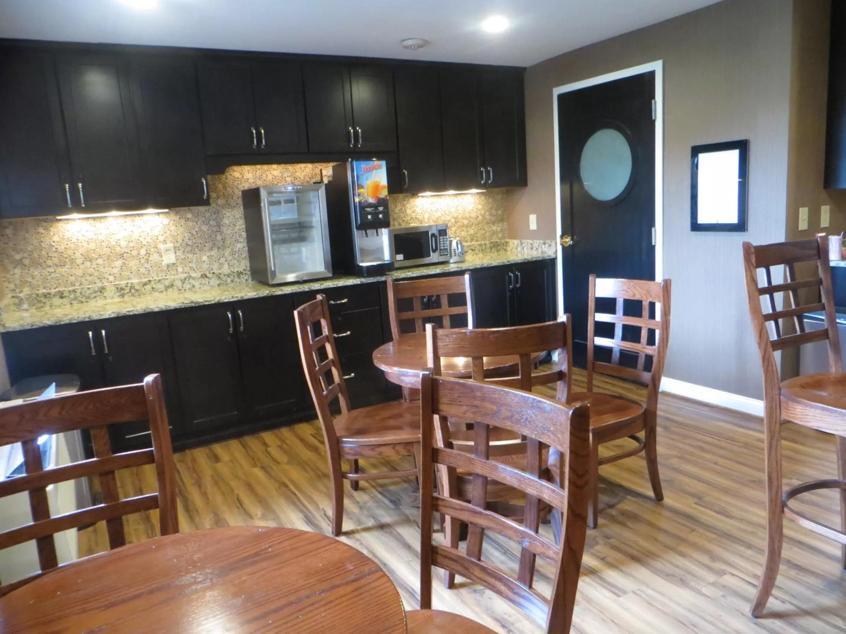 Restaurant/places to eat in Ashley Quarters Hotel Airport-Cincinnati