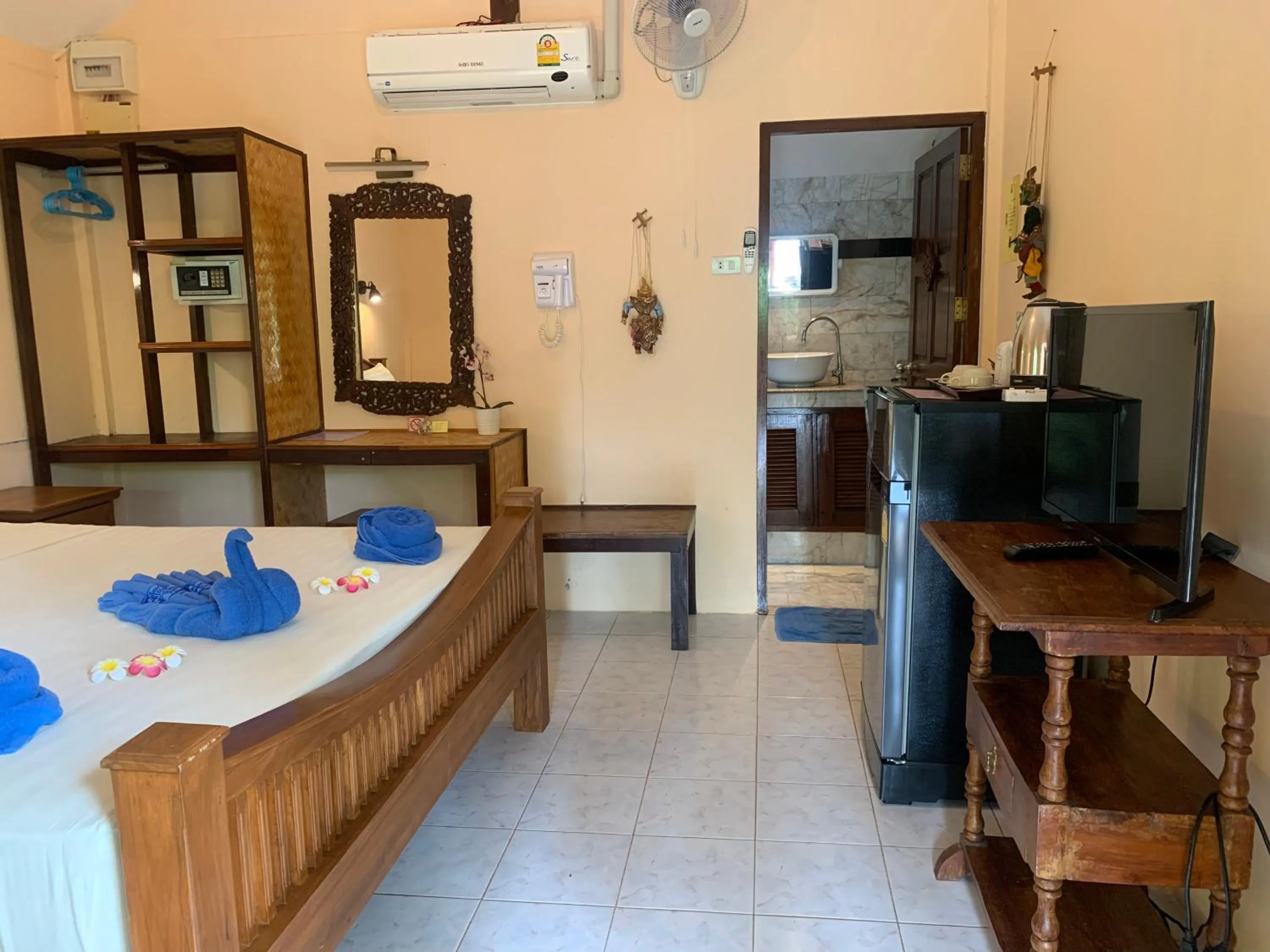 Bedroom, Bed in Laguna Beach Club Resort