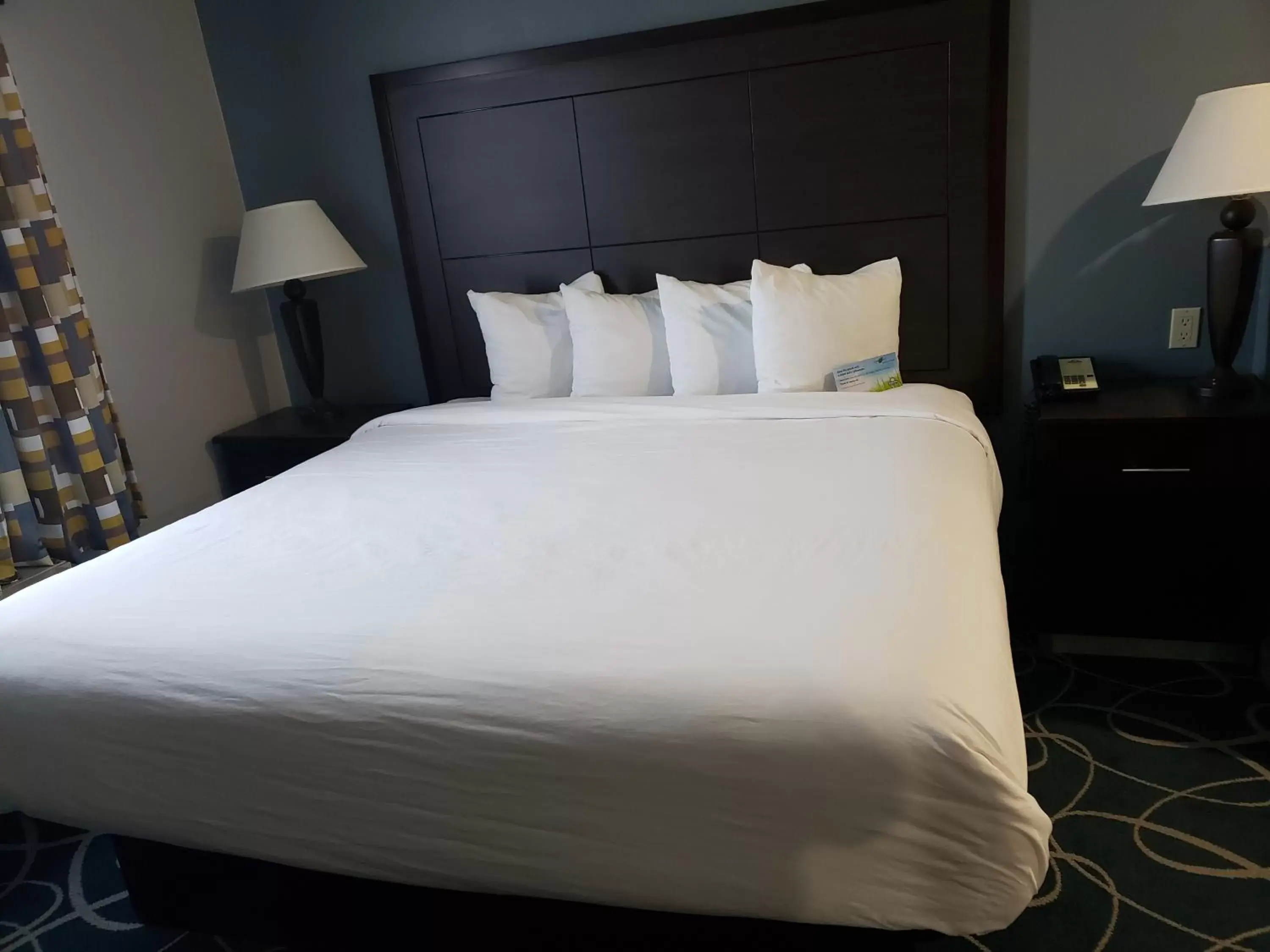 Bedroom, Bed in Days Inn & Suites by Wyndham Cleburne TX